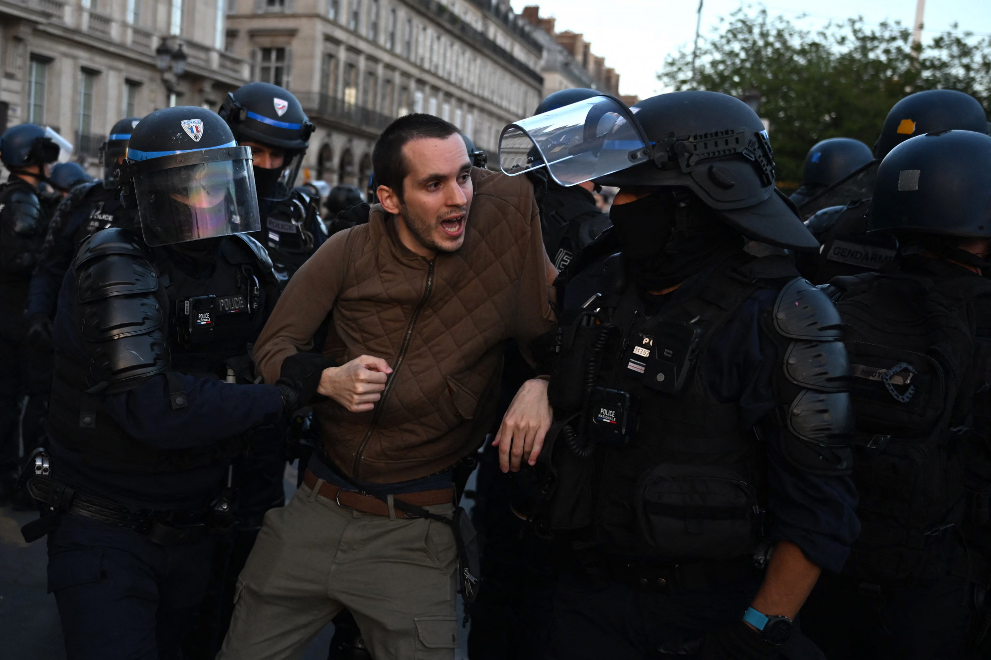 Csendes éjszaka Franciaországban: lángoló üzletek, 471 letartóztatott