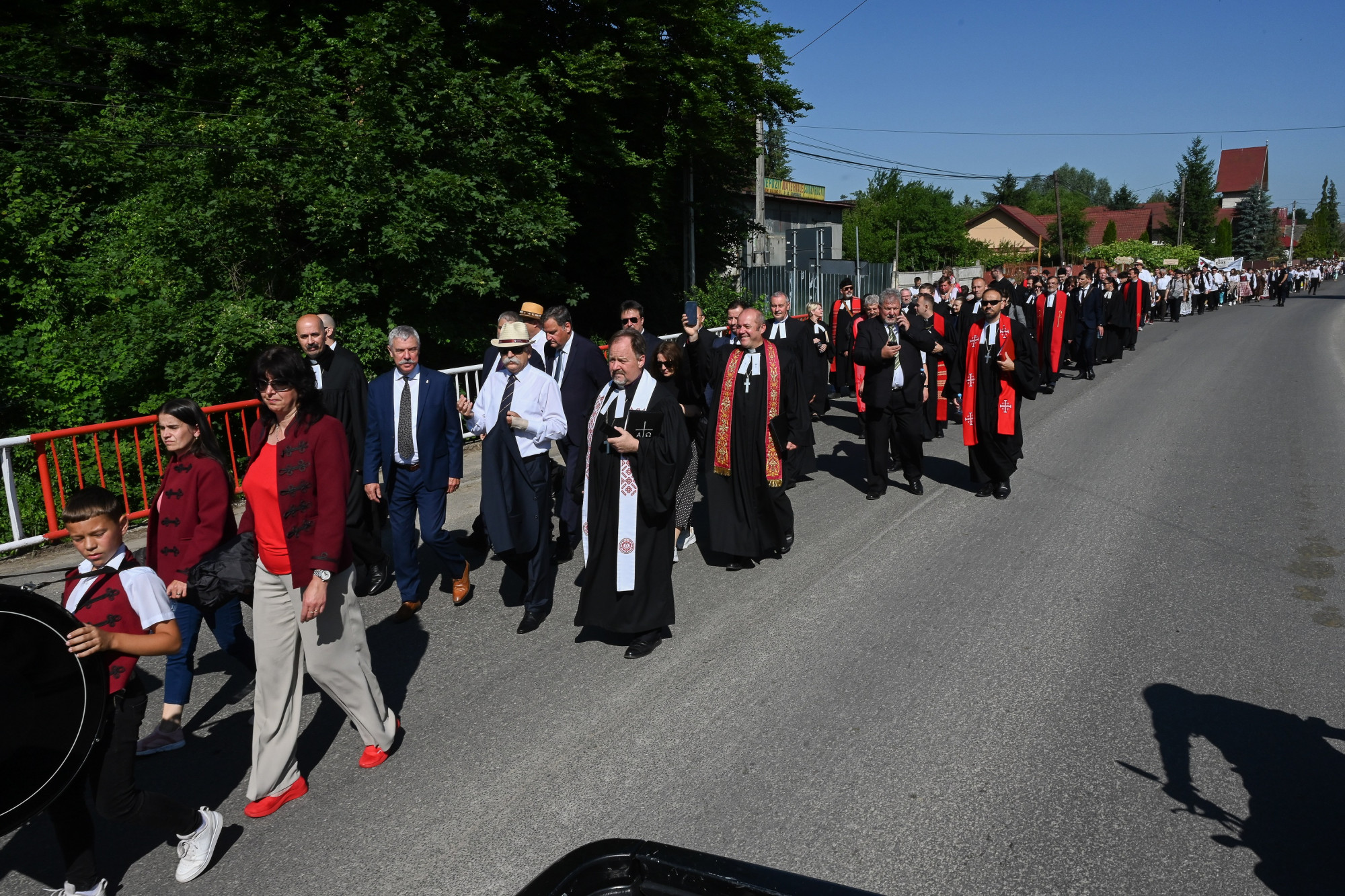 Kövér László, az Országgyűlés elnöke, az esemény fővédnöke (k, elöl) a Brassó megyei Tatrangból induló, Pürkerecre tartó II. Barcasági és királyföldi csángó-magyarok zarándoklatán 2023. július 1-jén.