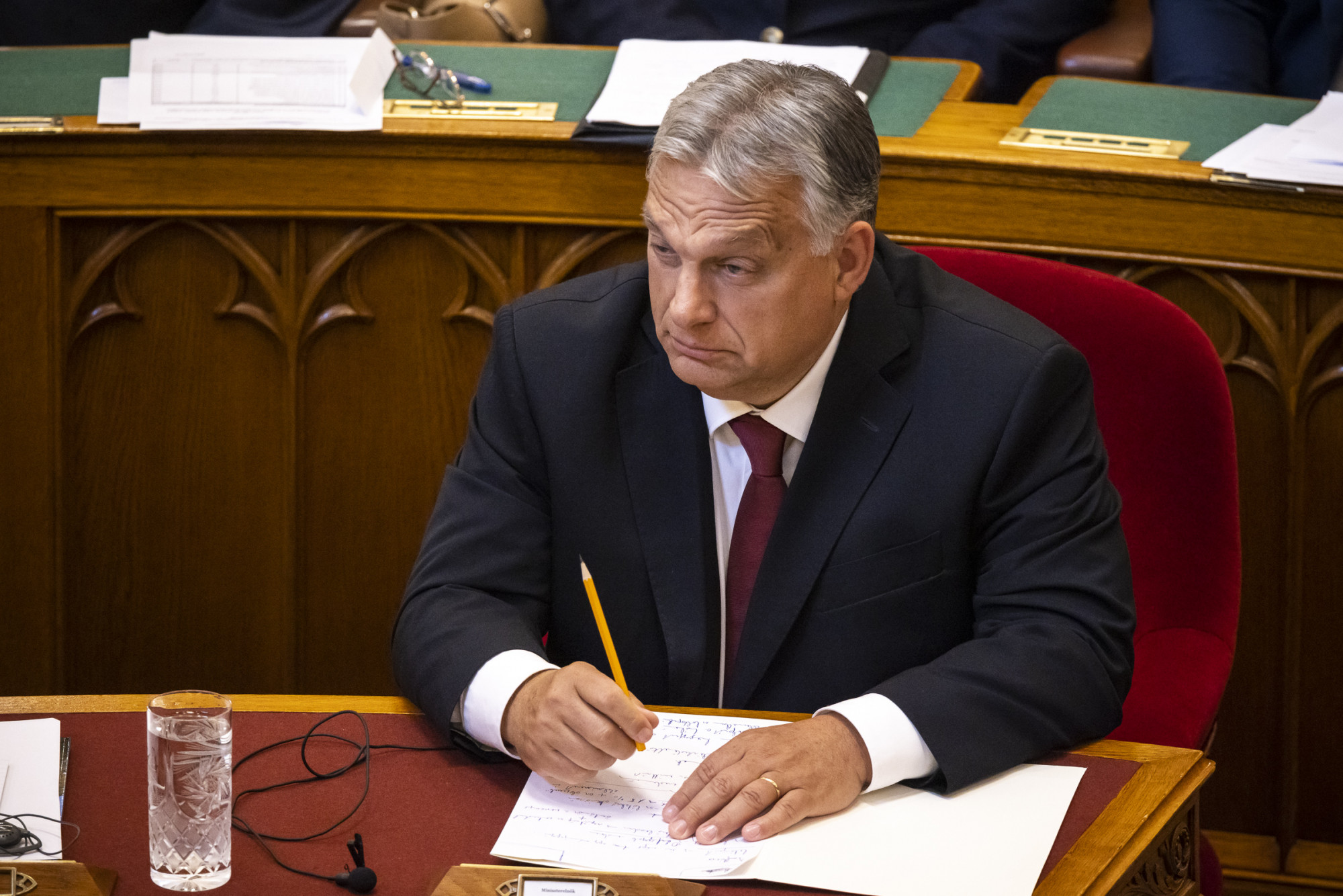 Mikromenedzsment: még arról is Orbán dönt, hogy melyik hivatalnok kaphat bónuszt