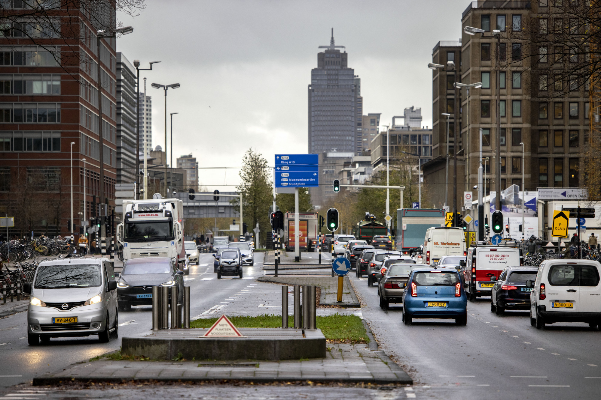 Kitiltották az autókat Amszterdam egyik legforgalmasabb útjáról