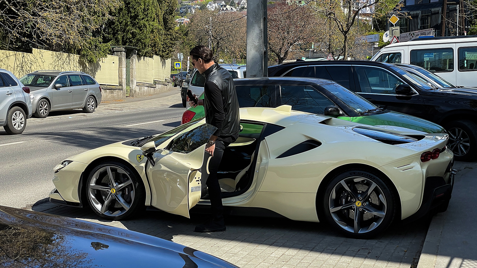 NERceg: Somlai Bálint 179 millió forintért árulja a kétéves, használt, elefántcsontszínű Ferrariját