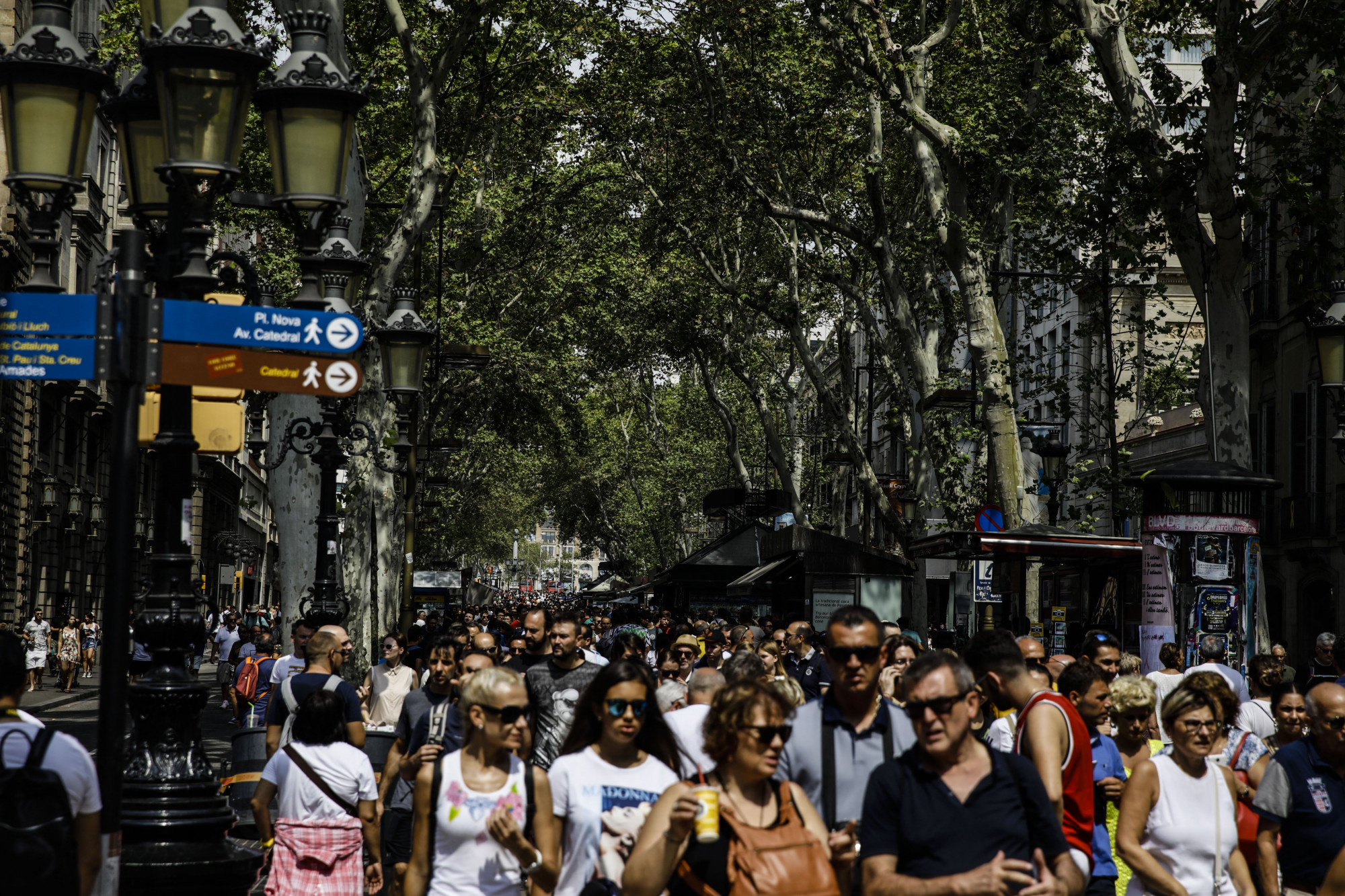 Turisták a Barcelona főutcájának számító Las Ramblas sétálóutcán 2018 augusztusában.