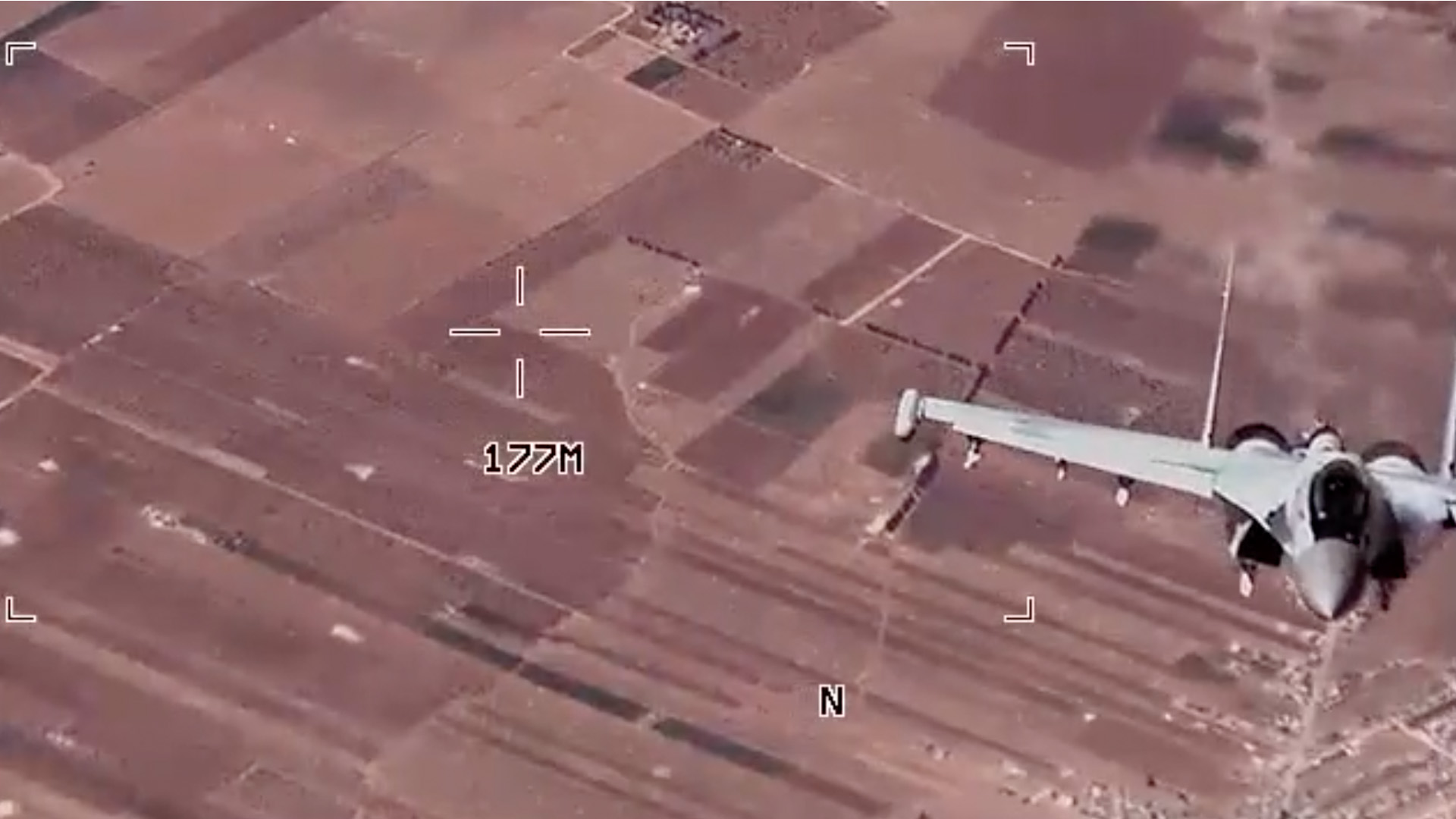 Látványos videón, ahogy orosz gépek zavarják meg az amerikai drónt Szíriában