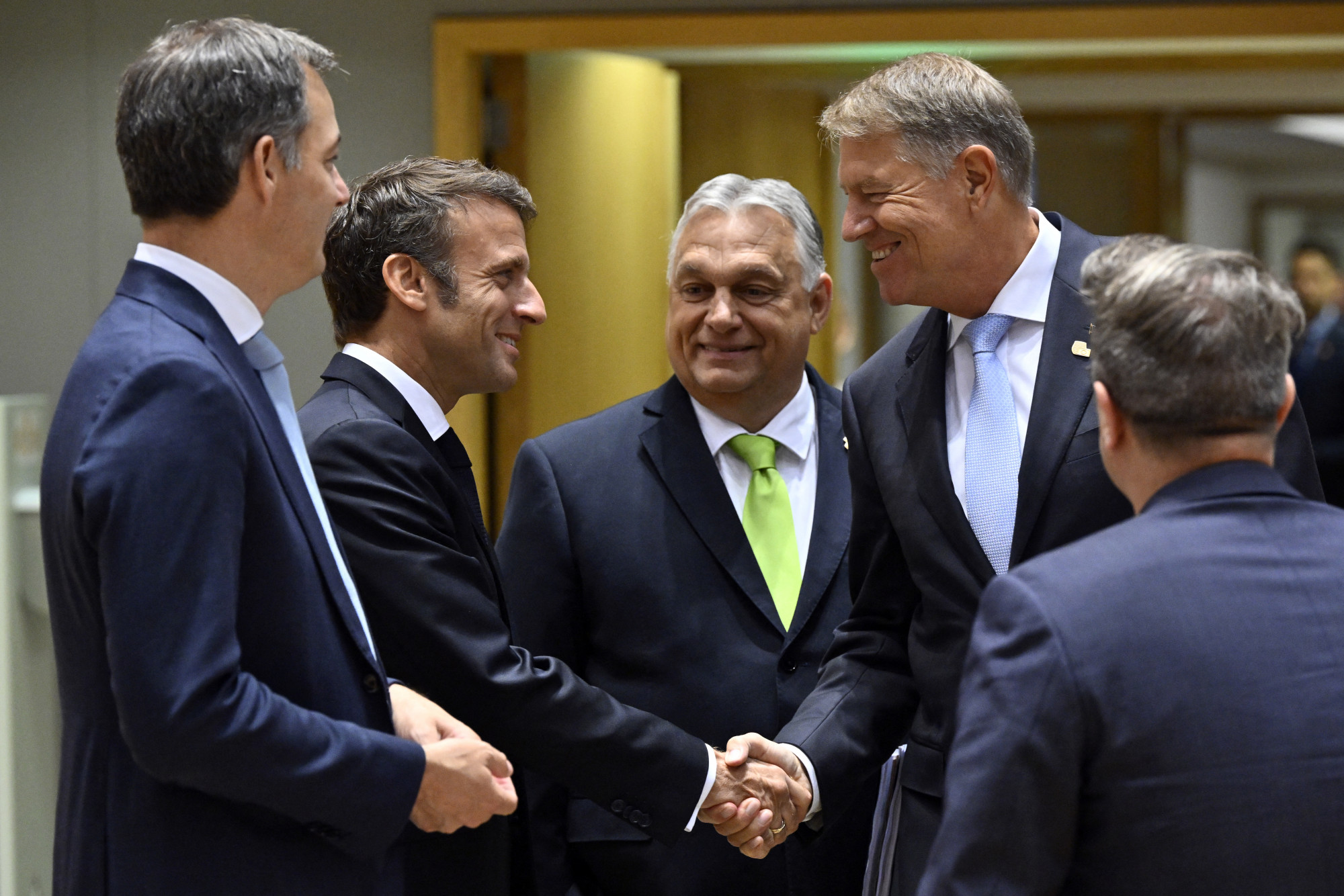 Balról a második Emmanuel Macron francia elnök, balján Orbán Viktor 2023 júniusában Brüsszelben