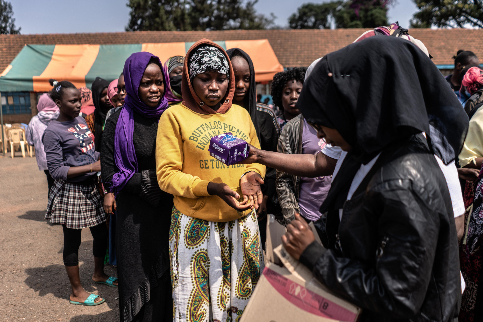 Levetkőztette női alkalmazottait egy kenyai sajtgyár, hogy megnézzék, ki dobta a menstruációs betétet a kukába