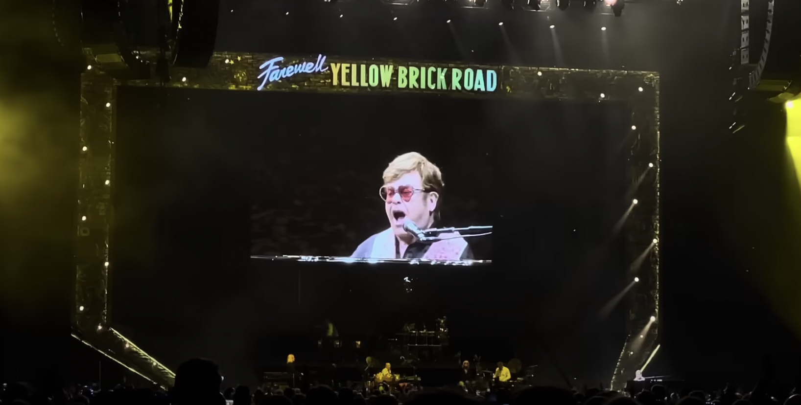 Fanatikus rajongóinak mondott köszönettel fejezte be a turnézást a 76 éves Elton John: akadt, aki több mint kétszázszor látta élőben
