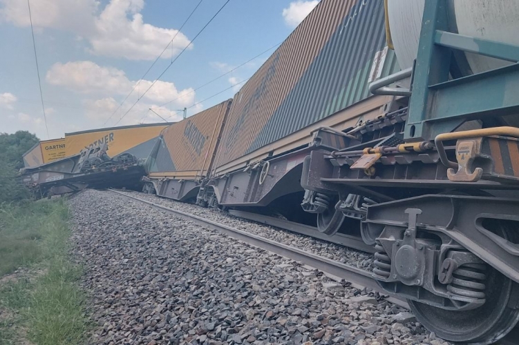 Tűzveszélyes anyagot szállító vonat siklott ki Mezőtúr közelében