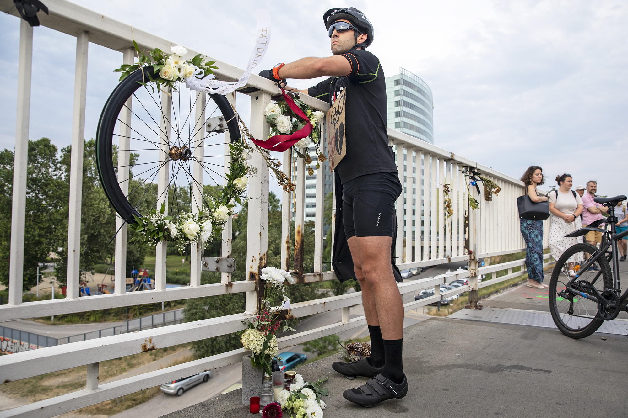 A 26 évesen halálra gázolt kerékpárosért szóltak a biciklicsengők az Árpád hídon