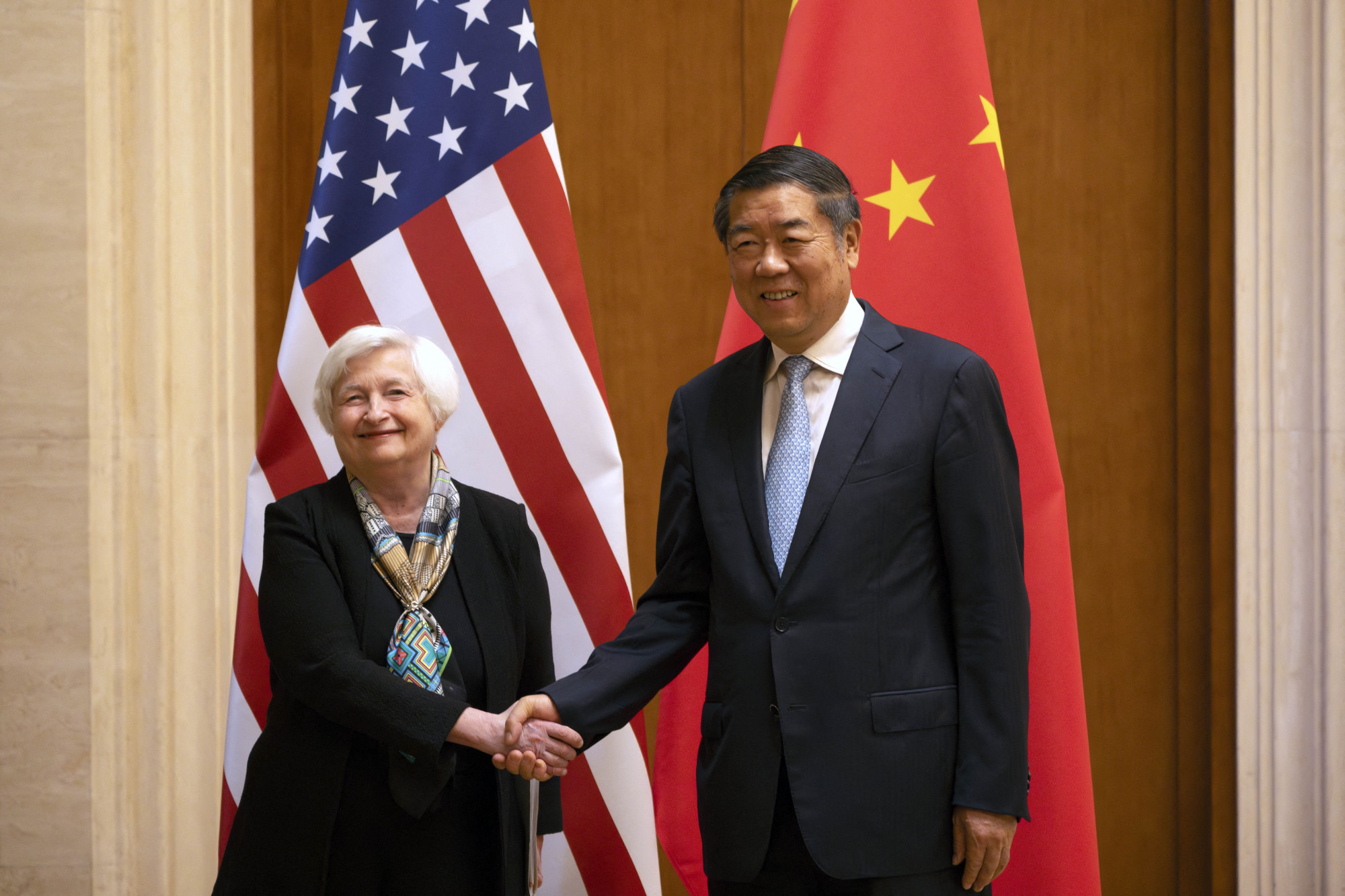 Az amerikai pénzügyminiszter begombázott Kínában