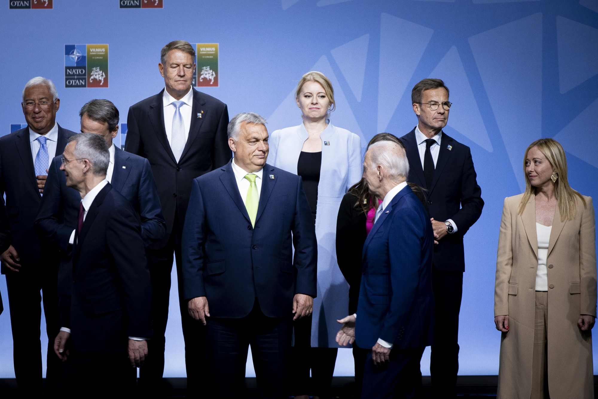 Joe Biden egyetlen vezetővel fogott kezet a NATO-csúcs fotózása előtt: Orbán Viktorral