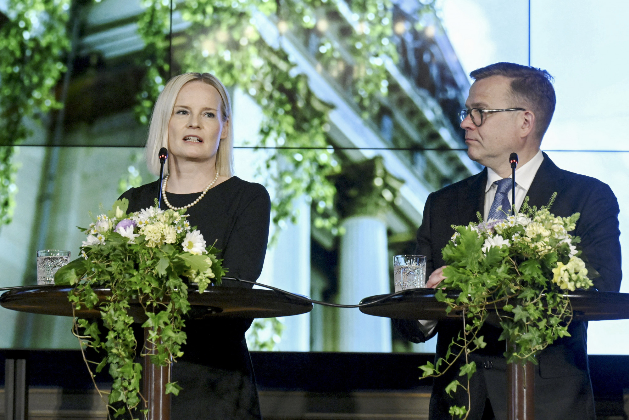Bocsánatot kért a finn pénzügyminiszter a tucatnyi rasszista és agresszív komment miatt, de egyre többen bizalmatlansági indítványért kiáltanak