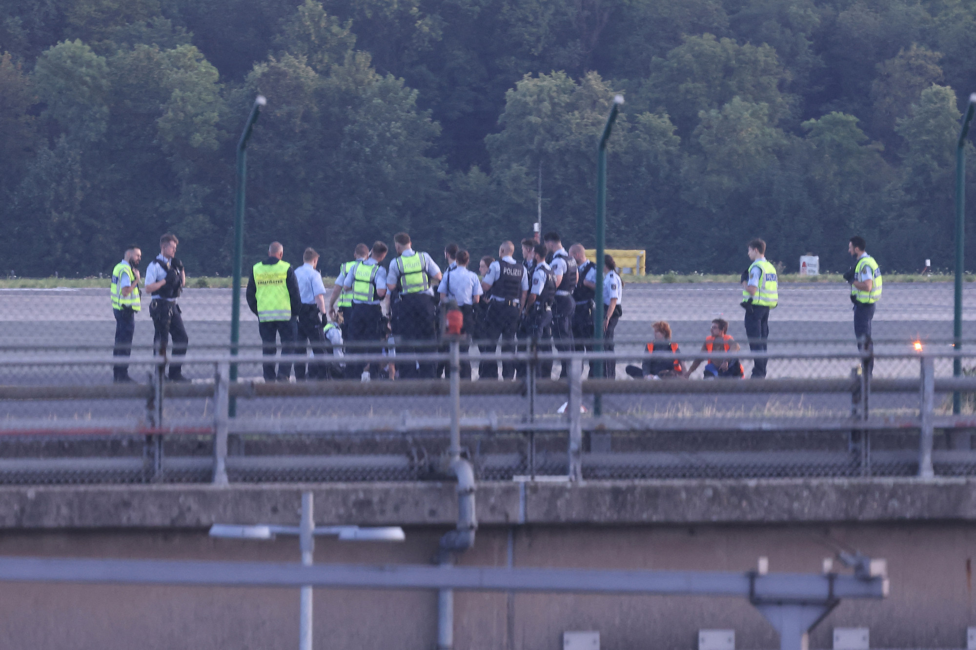 Zavarok két német reptéren: klímaaktivisták ragasztották le magukat a futópályán