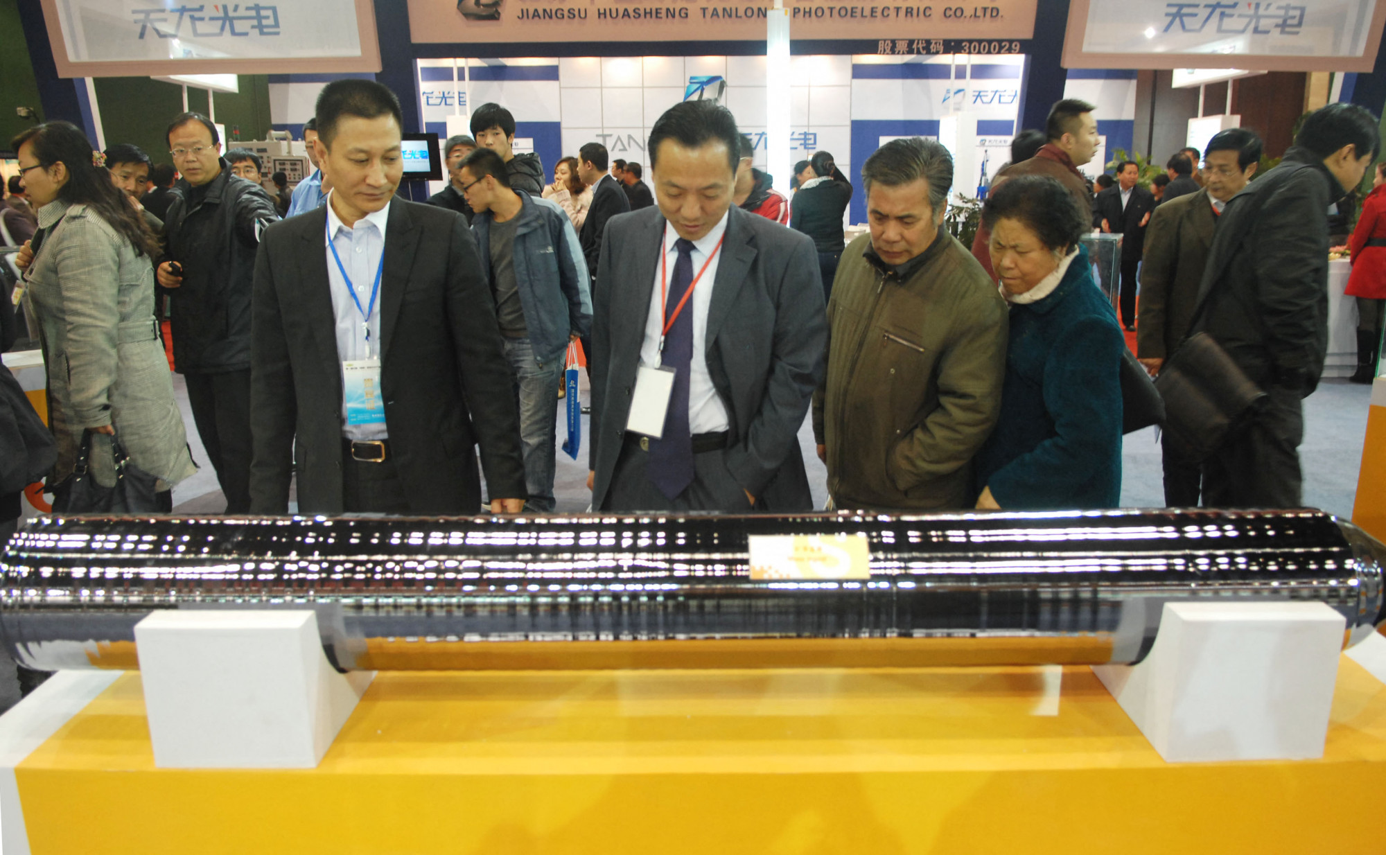 Hosszú szilícium egykristályt néznek egy, az északkelet-kínai Csincsouban rendezett ipari expó vendégei