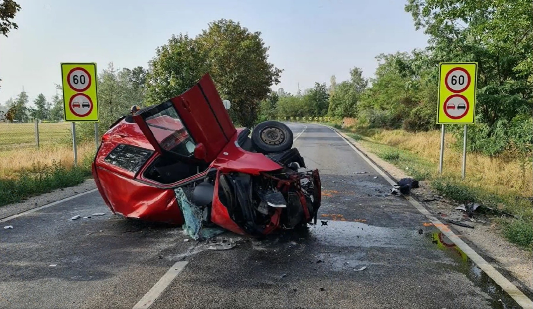 Közlekedési balesetben összetört autó