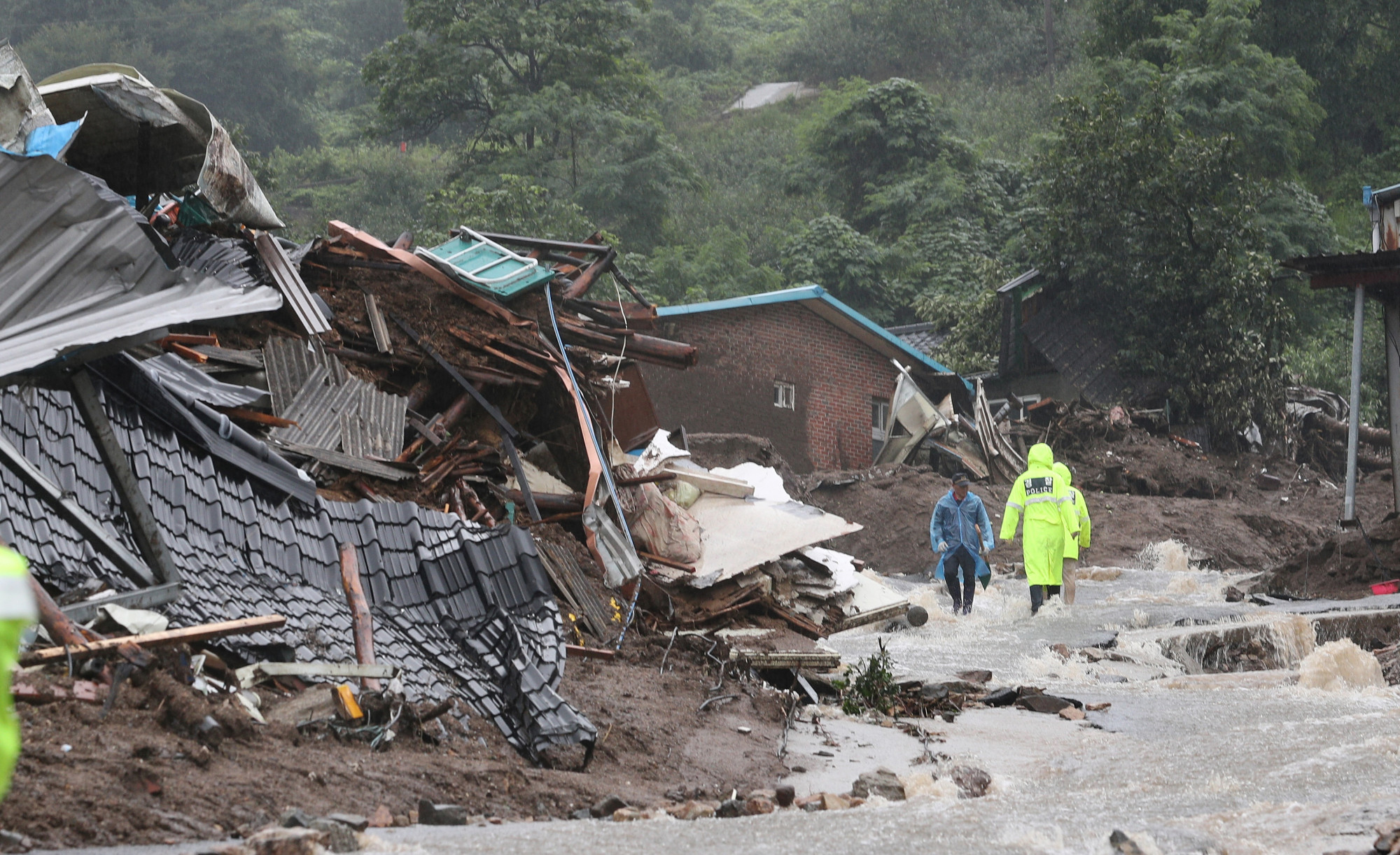 Harmadik napja ömlik az eső Dél-Koreában, már legalább húsz halottja van az özönvíznek