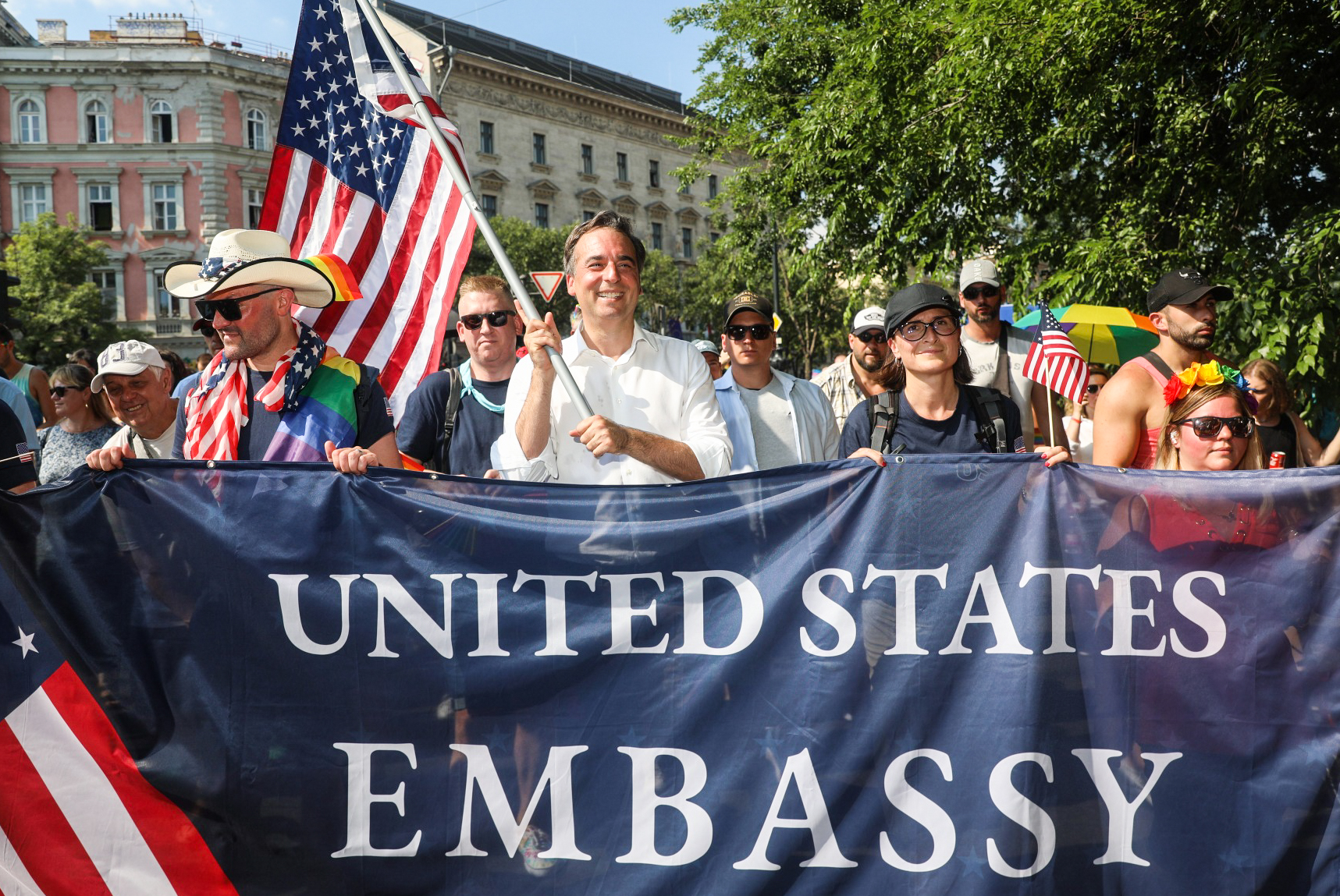 Amerikai zászlóval a kezében és széles mosollyal az arcán vonult a budapesti Pride-on David Pressman nagykövet