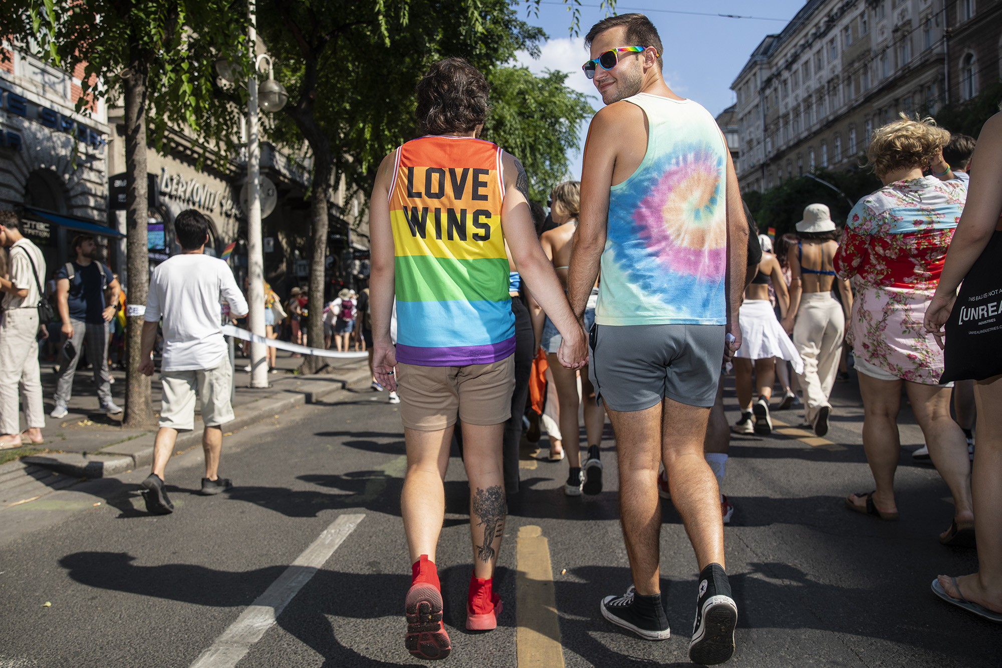 Miközben a kormány homofób intézkedések sorát hozza, a magyarok egyre elfogadóbbak a melegekkel