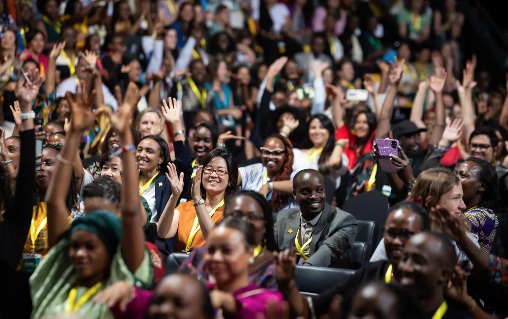 A magyar köztársasági elnök szavait ünneplő hallgatók a Women Deliver 2023 konferencián a ruandai Kigaliban