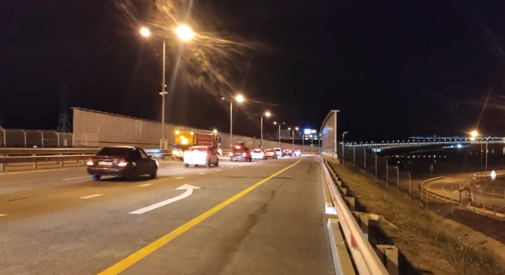 Részben újraindulhatott a forgalom a kercsi hídon