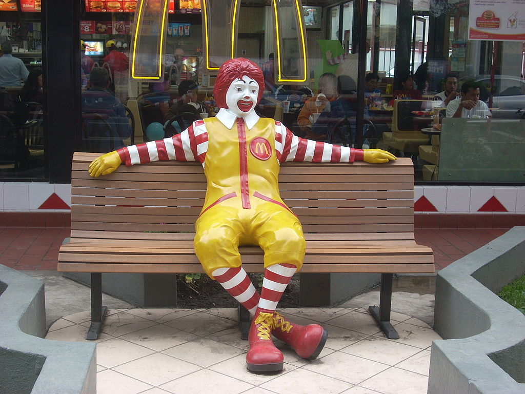 A brit McDonald's több mint 100 dolgozója állítja, hogy zaklatás áldozata lett