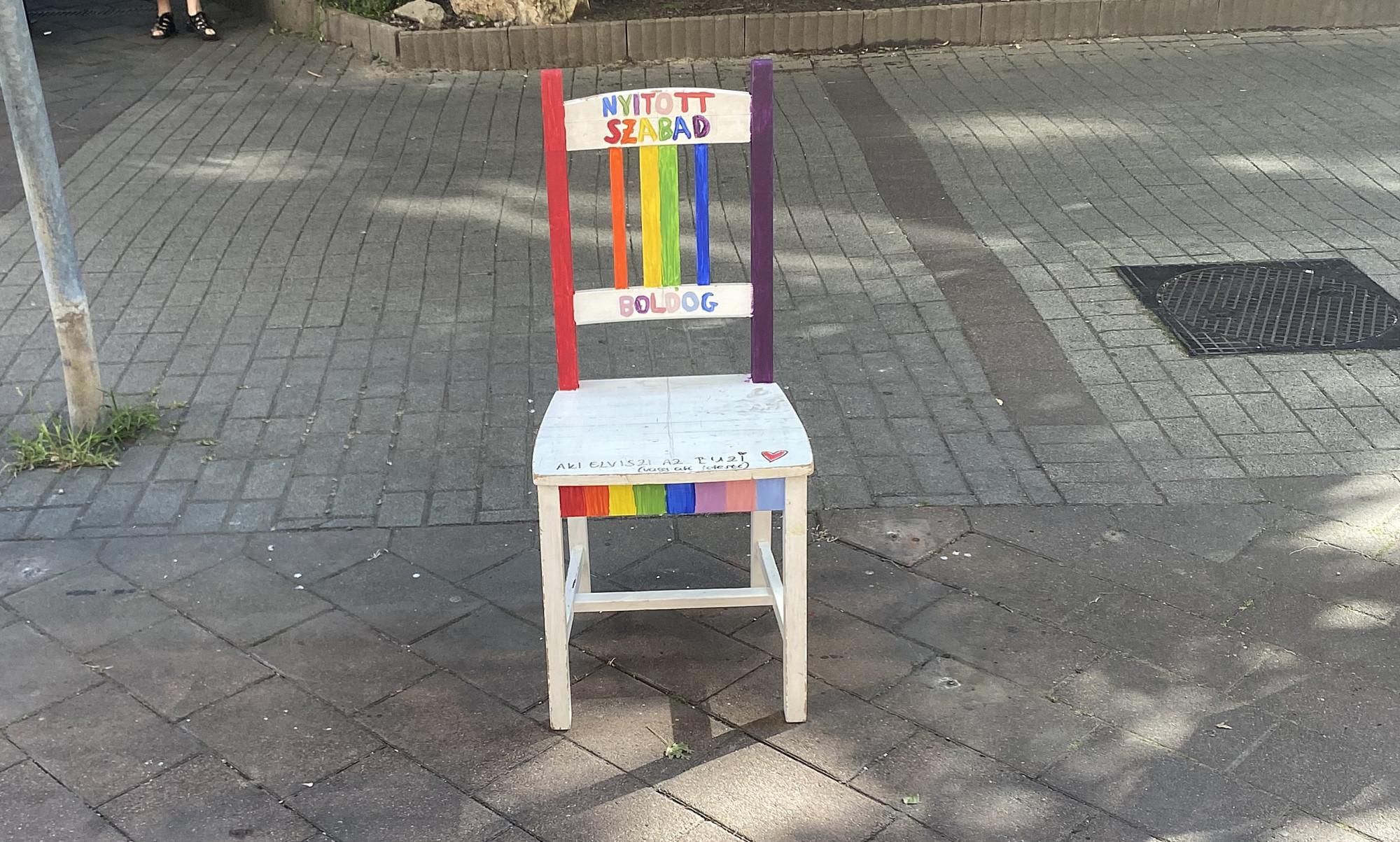 Szivárványos szék váltotta a szivárványos padot Ferencvárosban
