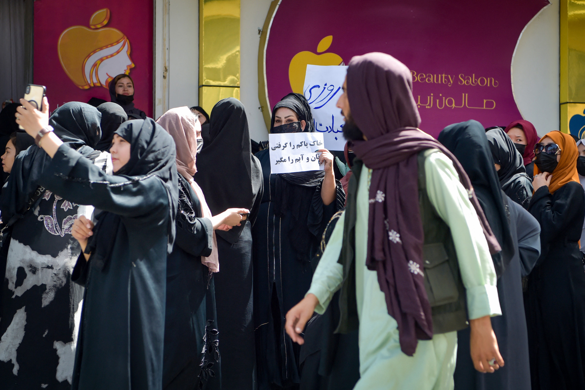 Afgán nők tüntettek, mert a tálibok bezárták az összes szépségszalont