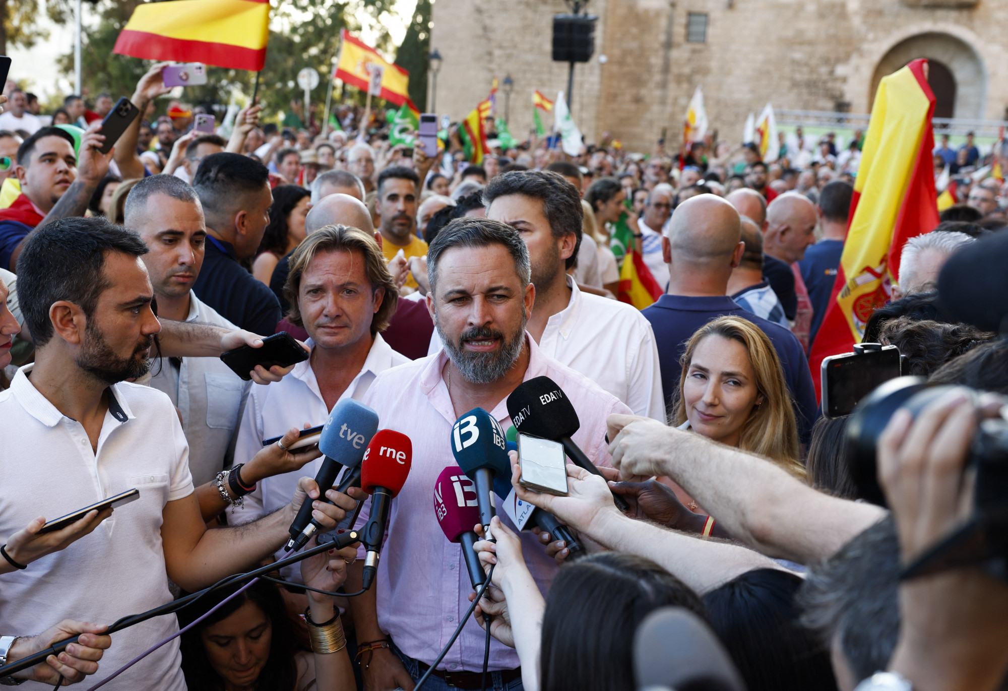 Santiago Abascal, a Vox miniszterelnök-jelöltje egy júliusi kampányeseményen