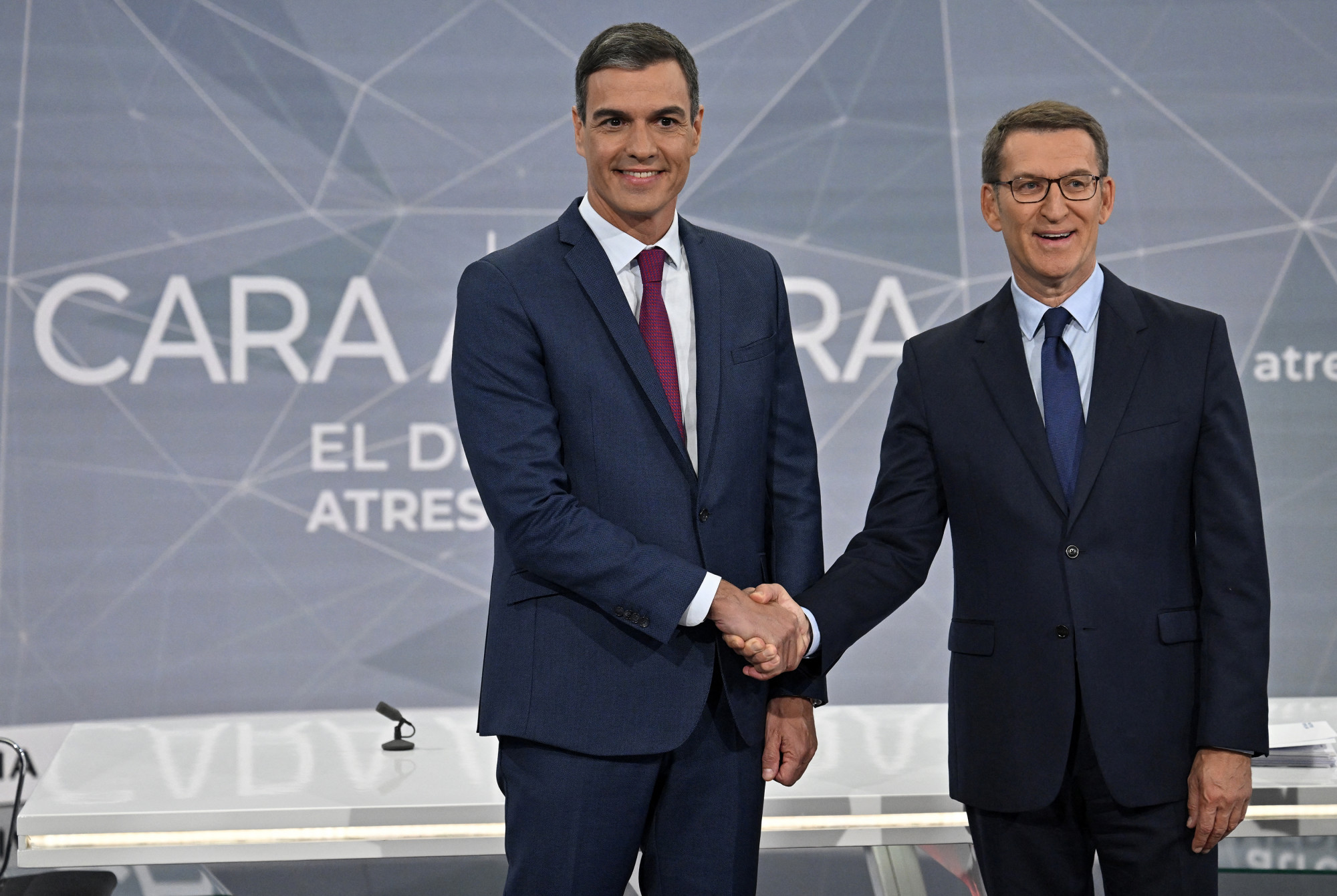 Pedro Sánchez és Alberto Núñez Feijóo júliusi TV-vitájuk előtt