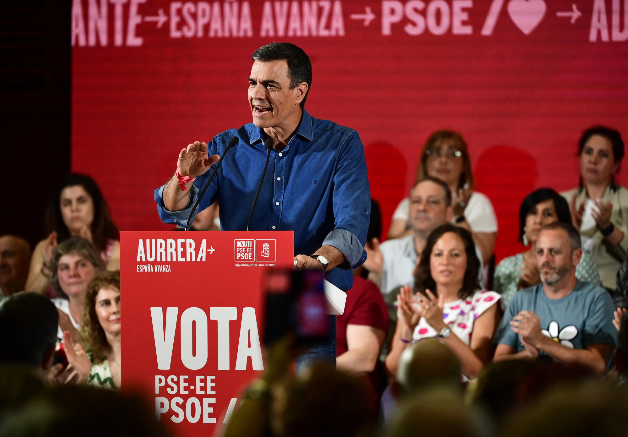 Pedro Sánchez miniszterelnök beszédet mond egy kampányeseményen
