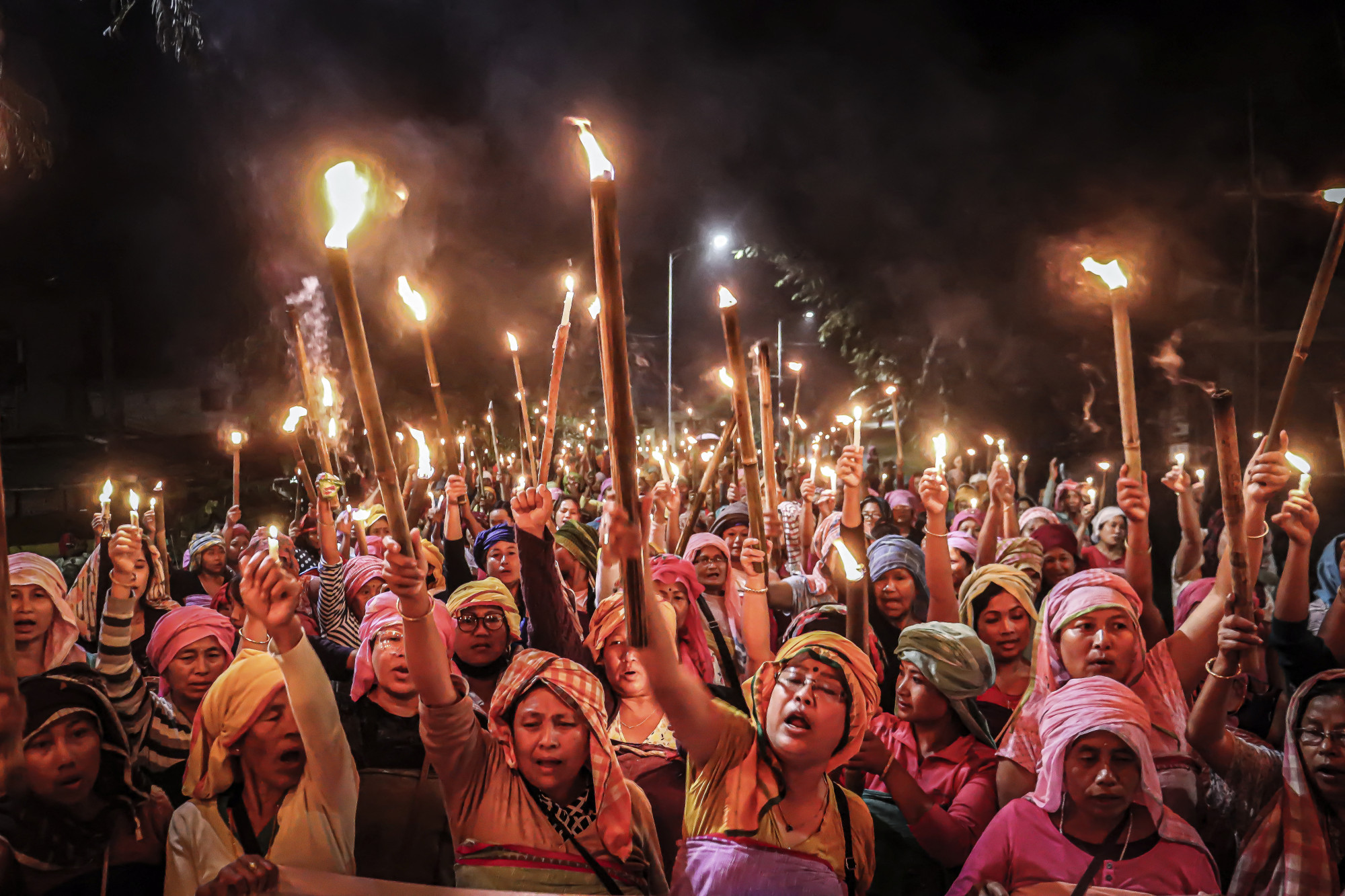 Tömegek tüntetnek Indiában, hogy véget érjen a manipuri vallási-etnikai háború