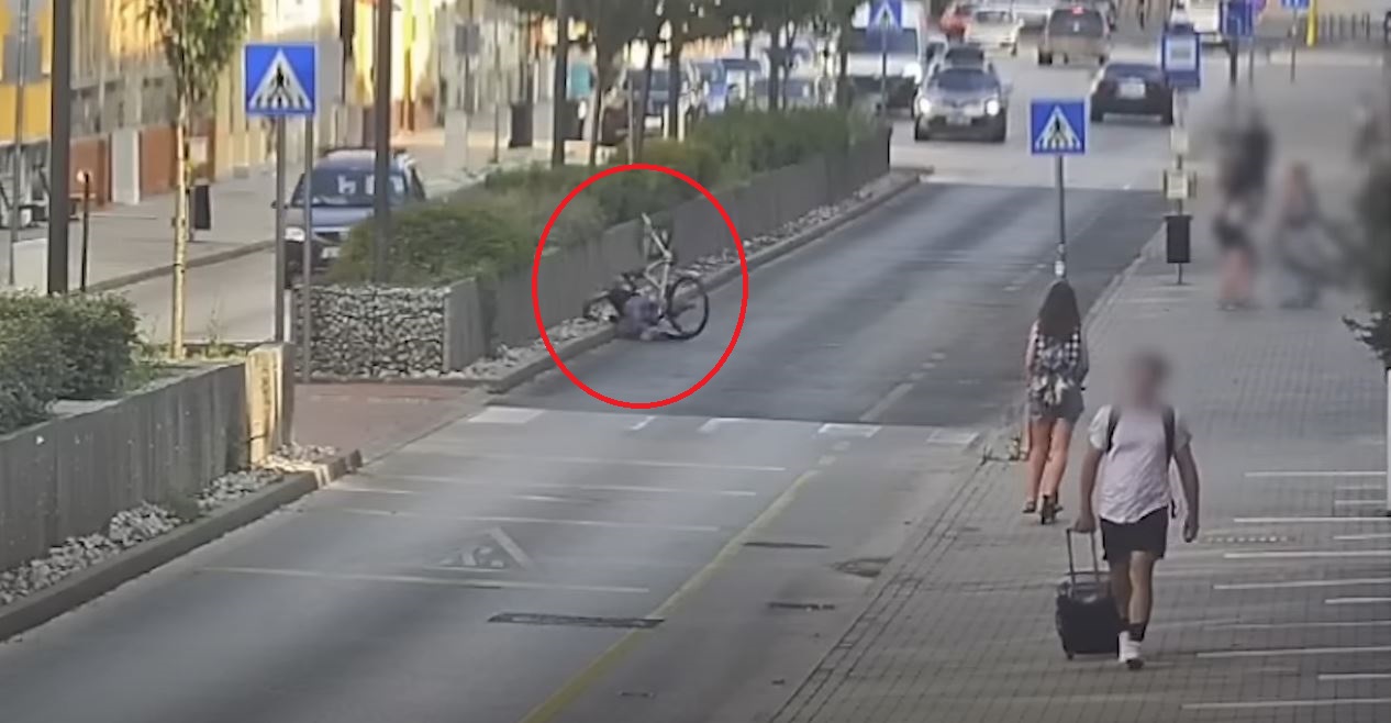 Ellopott egy drága biciklit meg egy ócska tévét, utóbbi miatt aztán óriást esett a térfigyelő kamerák előtt a béna tolvaj