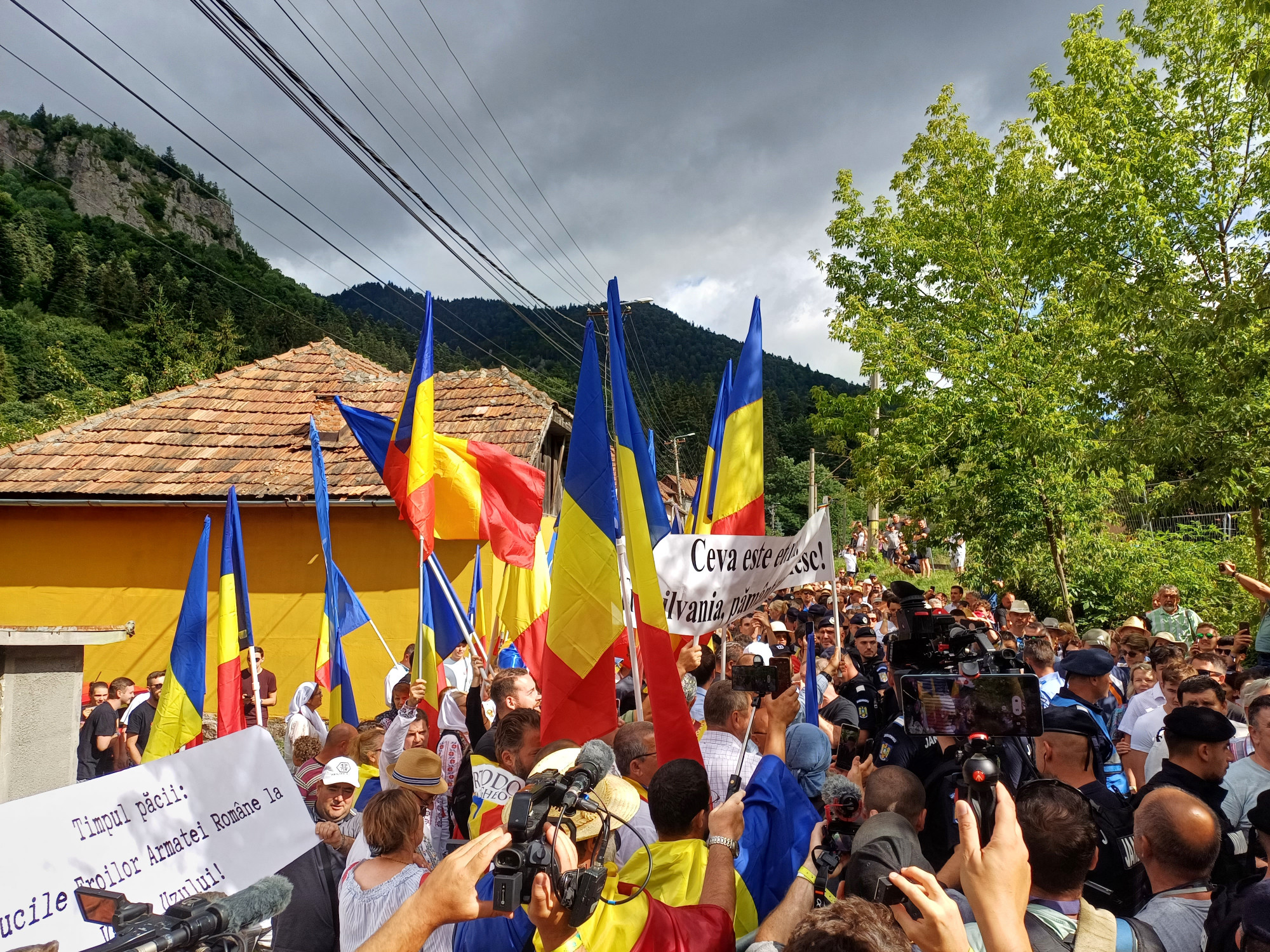 Román nacionalisták fogadták Orbánt Tusnádfürdőn