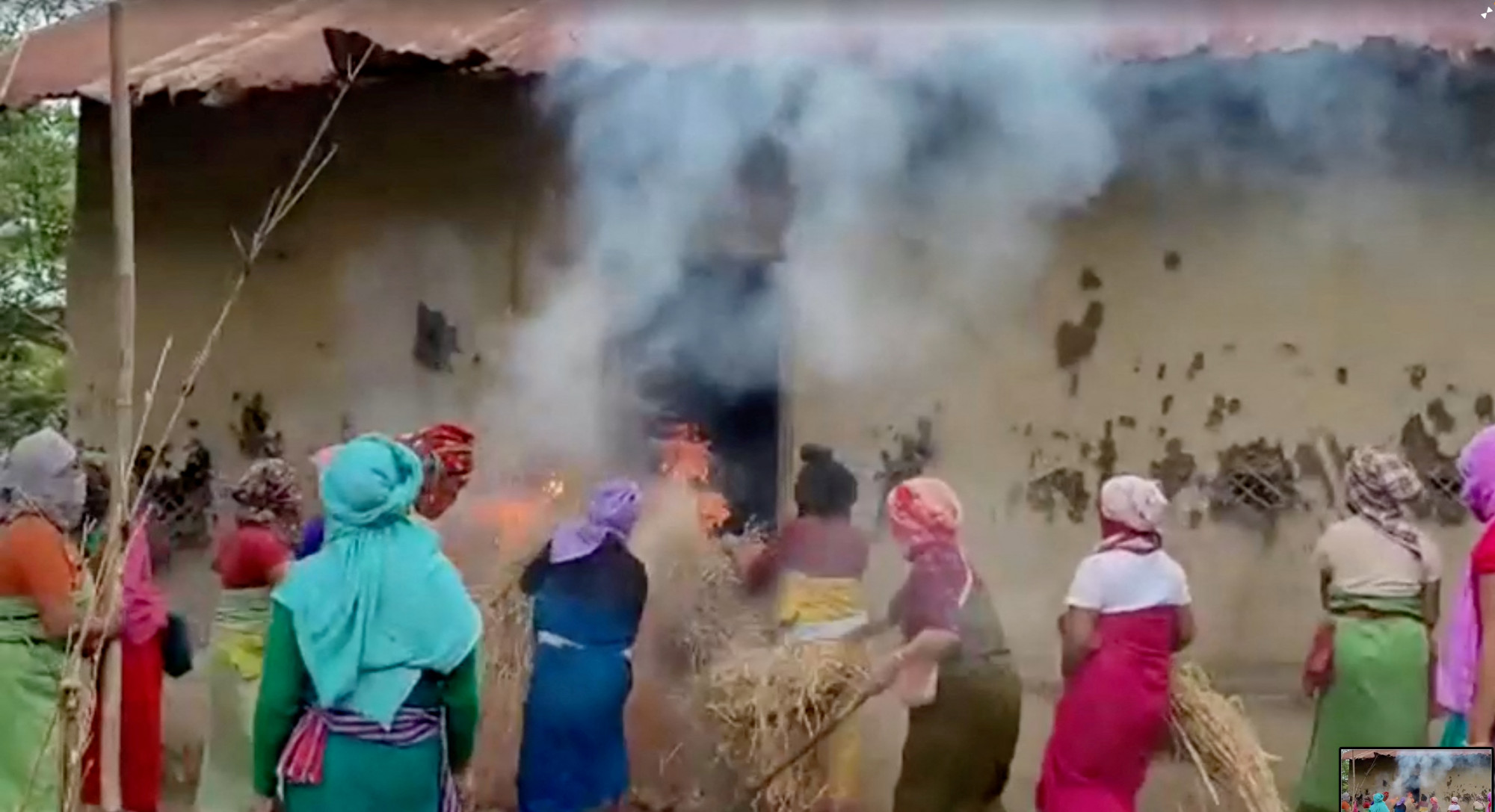 Tiltakozó nők gyújtották fel a nemi erőszakkal vádolt férfi házát az indiai Manipurban