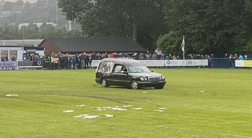 Halottaskocsi szakított félbe egy focimeccset Angliában