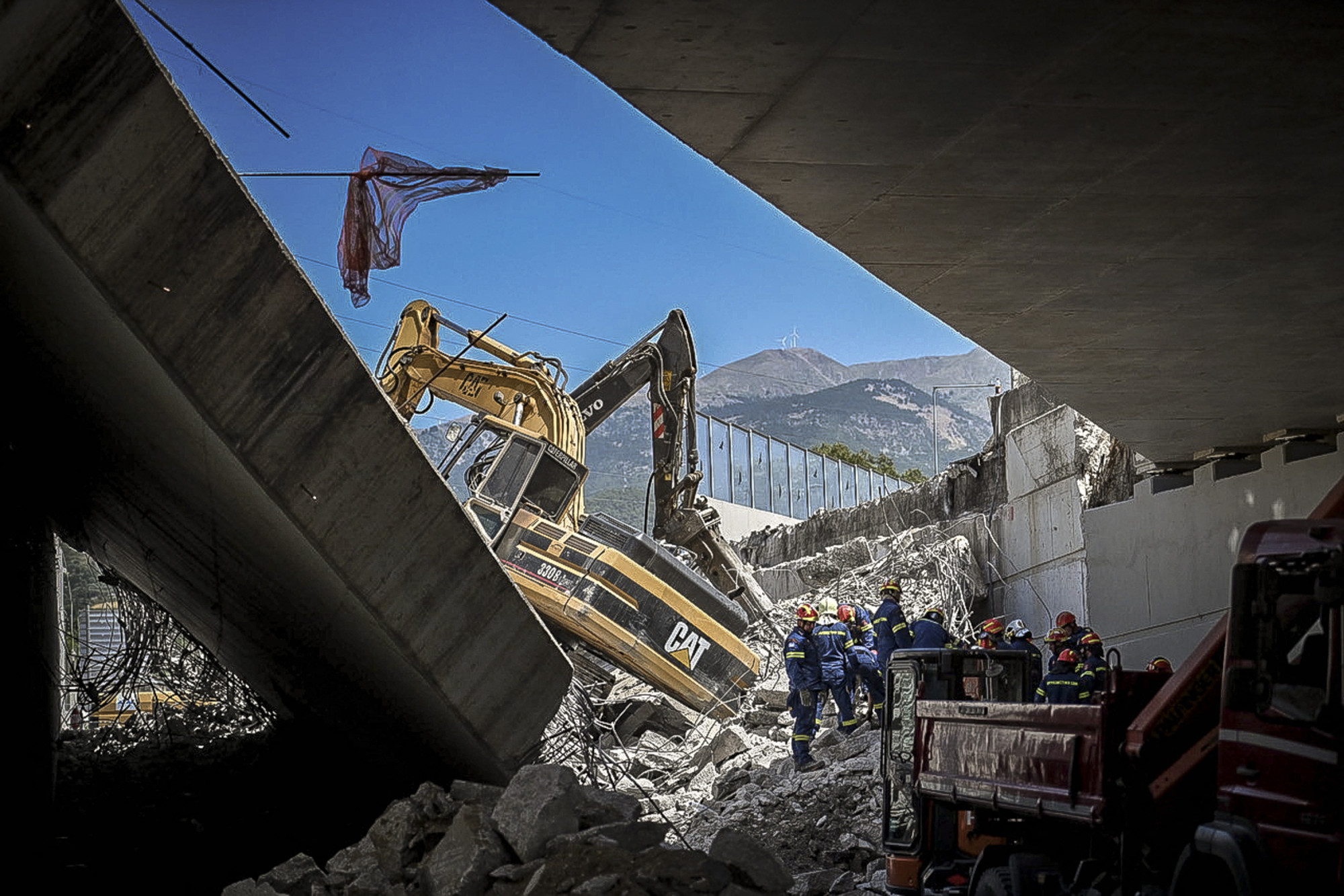 Összeomlott egy körgyűrű hídja Görögországban