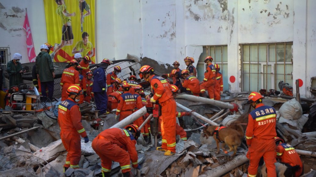 Beomlott egy iskolai tornaterem Kínában, legalább 11 ember meghalt
