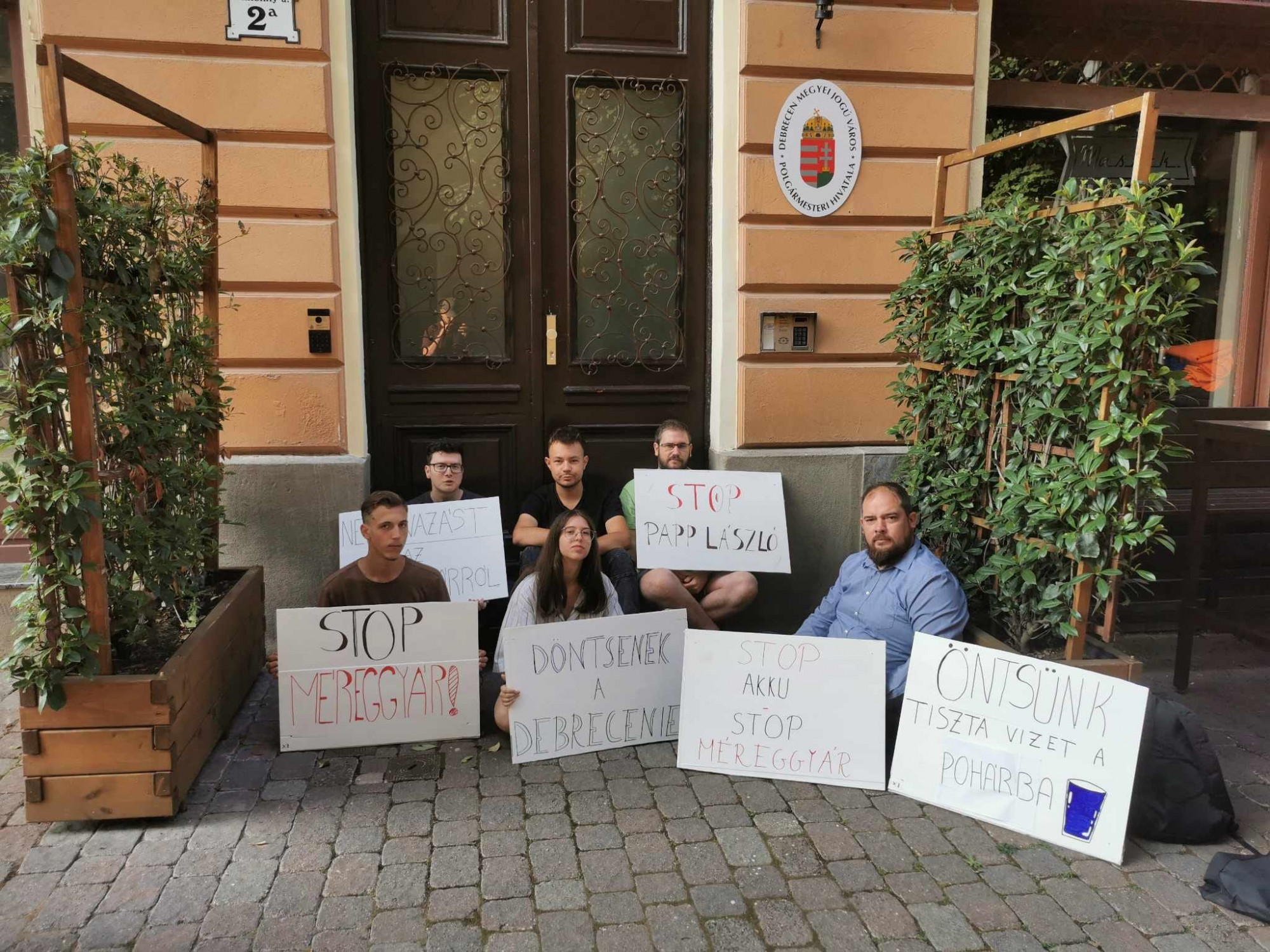 A polgármester irodájánál akciózik Debrecenben a Momentum