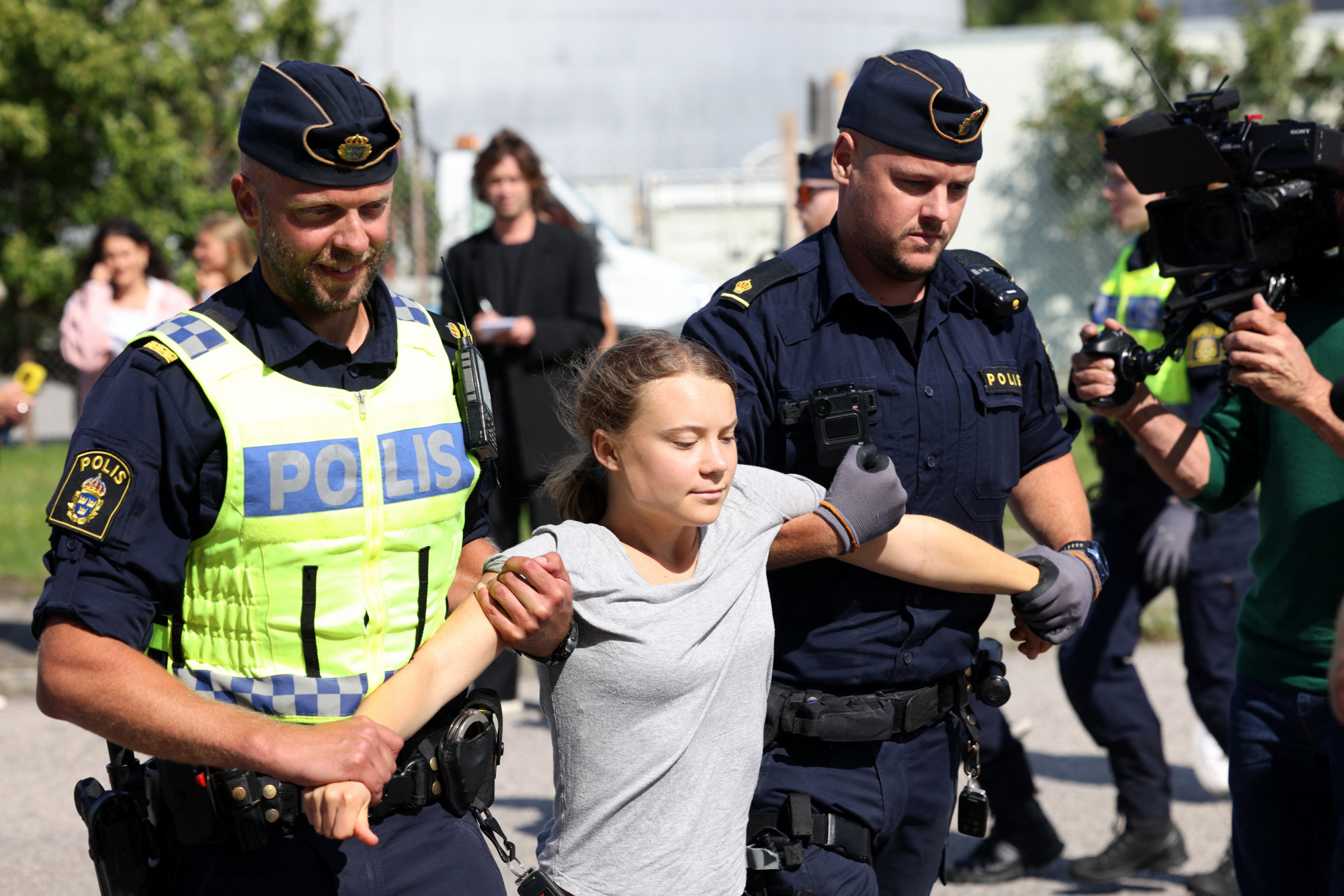 Greta Thunberg ellenszegült egy tüntetésen a rendőröknek, nem sokkal azután, hogy megbírságolták, mert egy korábbi tüntetésen ellenszegült a rendőröknek
