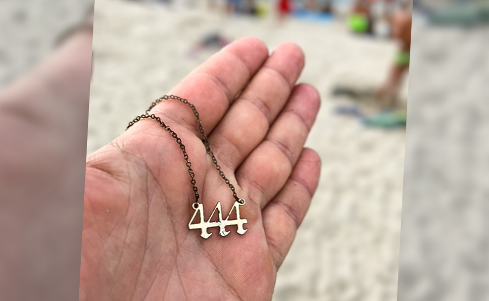 Talán a 444 hivatalosan is leglelkesebb rajongója vesztette el a strandon az arany 444-medálját, de egy másik olvasónk megtalálta