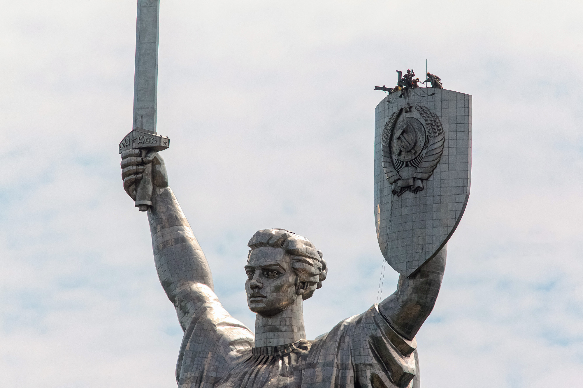 Lecserélik a sarló-kalapácsos címert a kijevi Haza Anyácska szobron