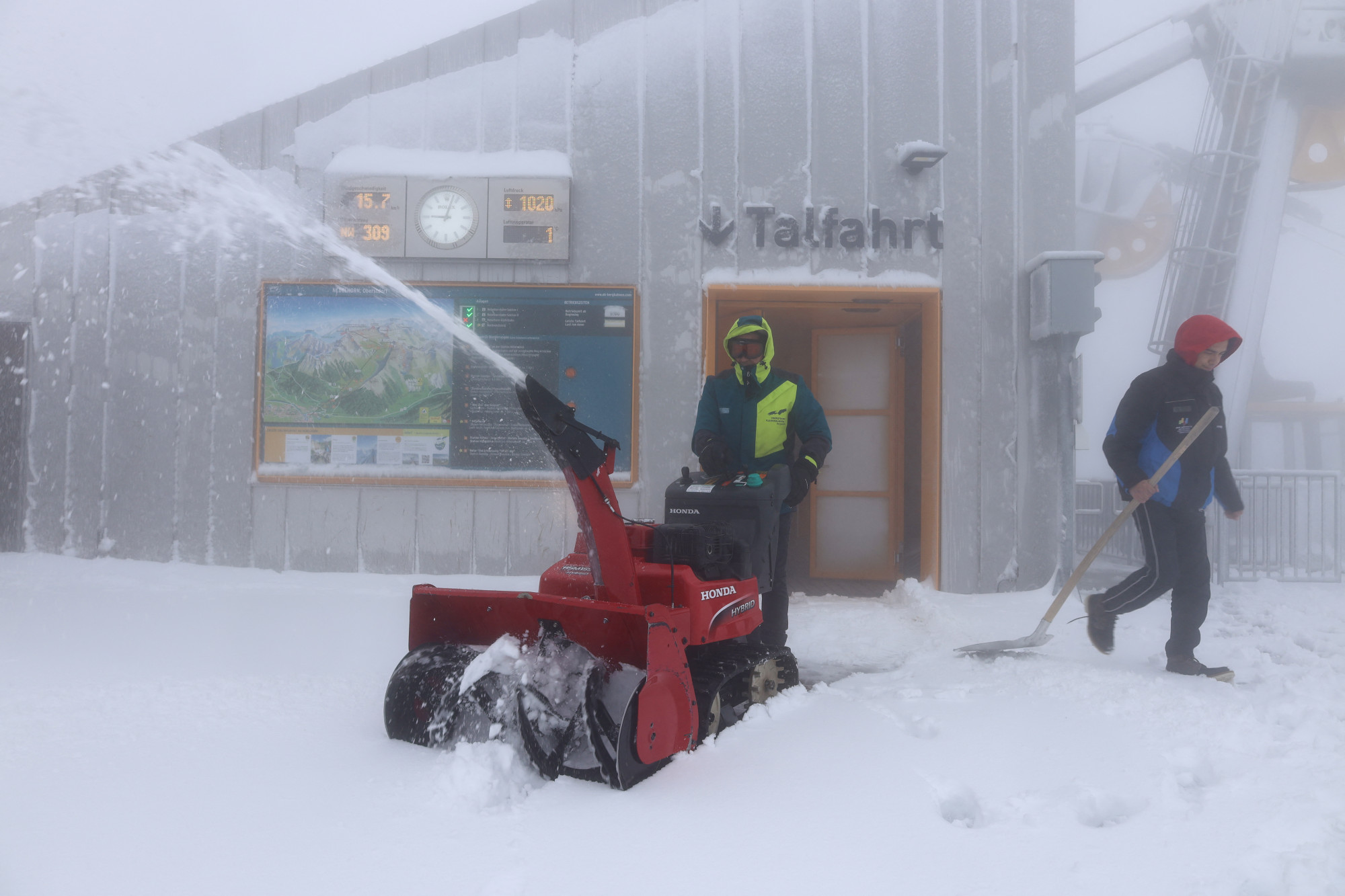 12 centiméternyi friss hó hullott a Bajor-Alpokban