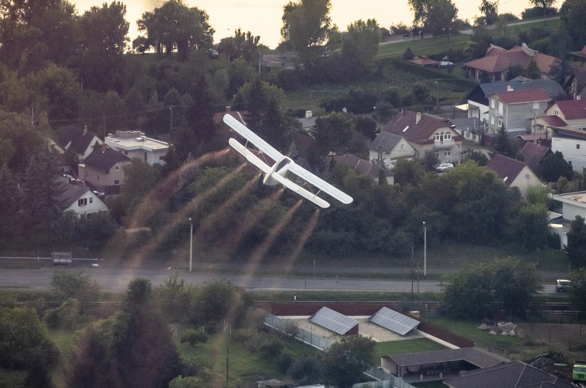 A Tréner Kft. repülőgépe szúnyogirtó szert juttat a levegőbe Nyíregyháza felett 2020. július 22-én