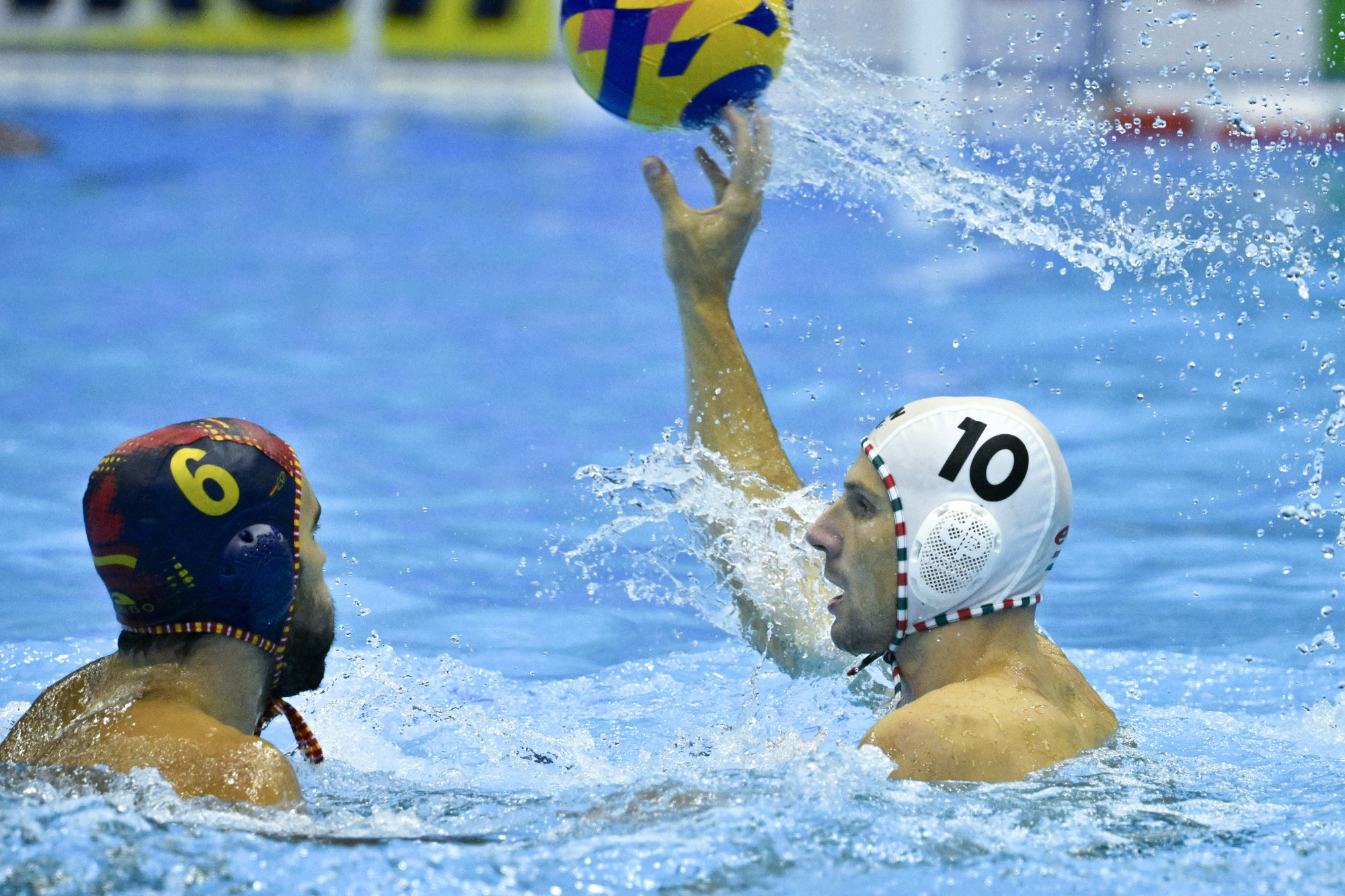 Varga Dénes (j) és a spanyol Marc Larumbe Gonfaus a férfi vízilabdatorna negyeddöntőjében játszott Magyarország - Spanyolország mérkőzésen a fukuokai vizes világbajnokságon.