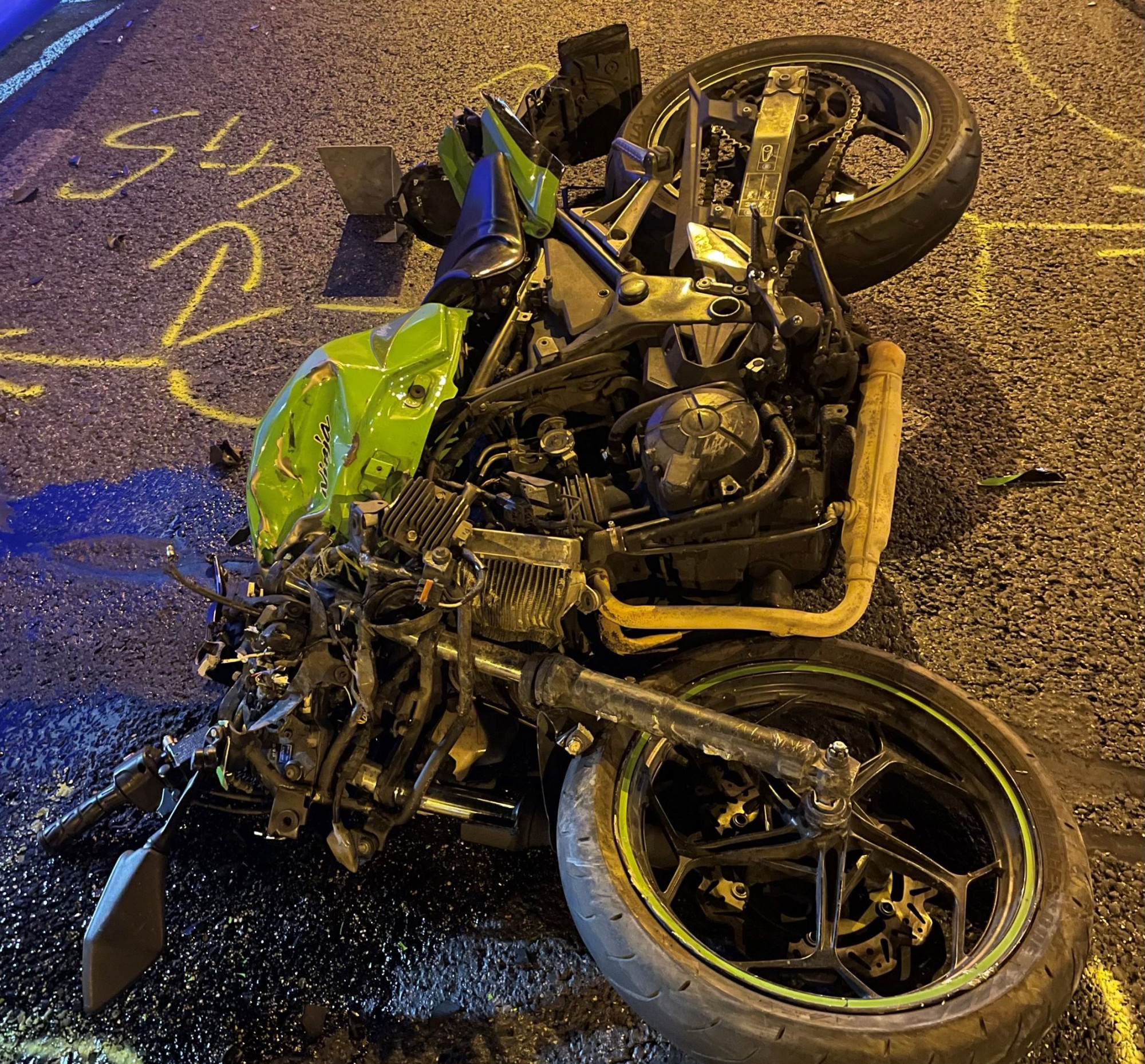 Meghalt egy motoros a Budaörsi úton, akit cserbenhagytak egy Mercedesszel való ütközés után