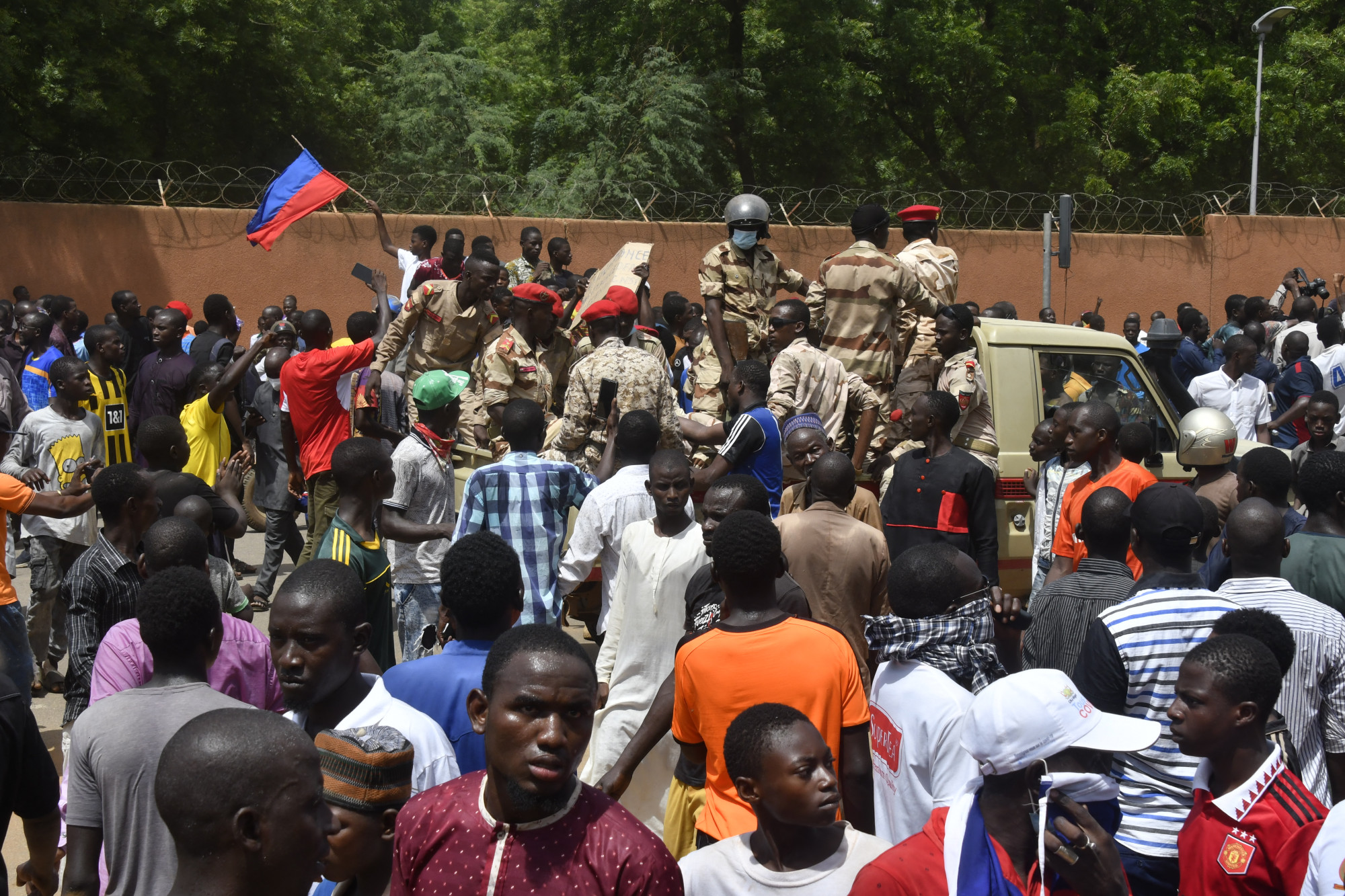 Káosz Nigerben: Putyint éltetve tüntettek a francia nagykövetségnél a katonai puccs támogatói