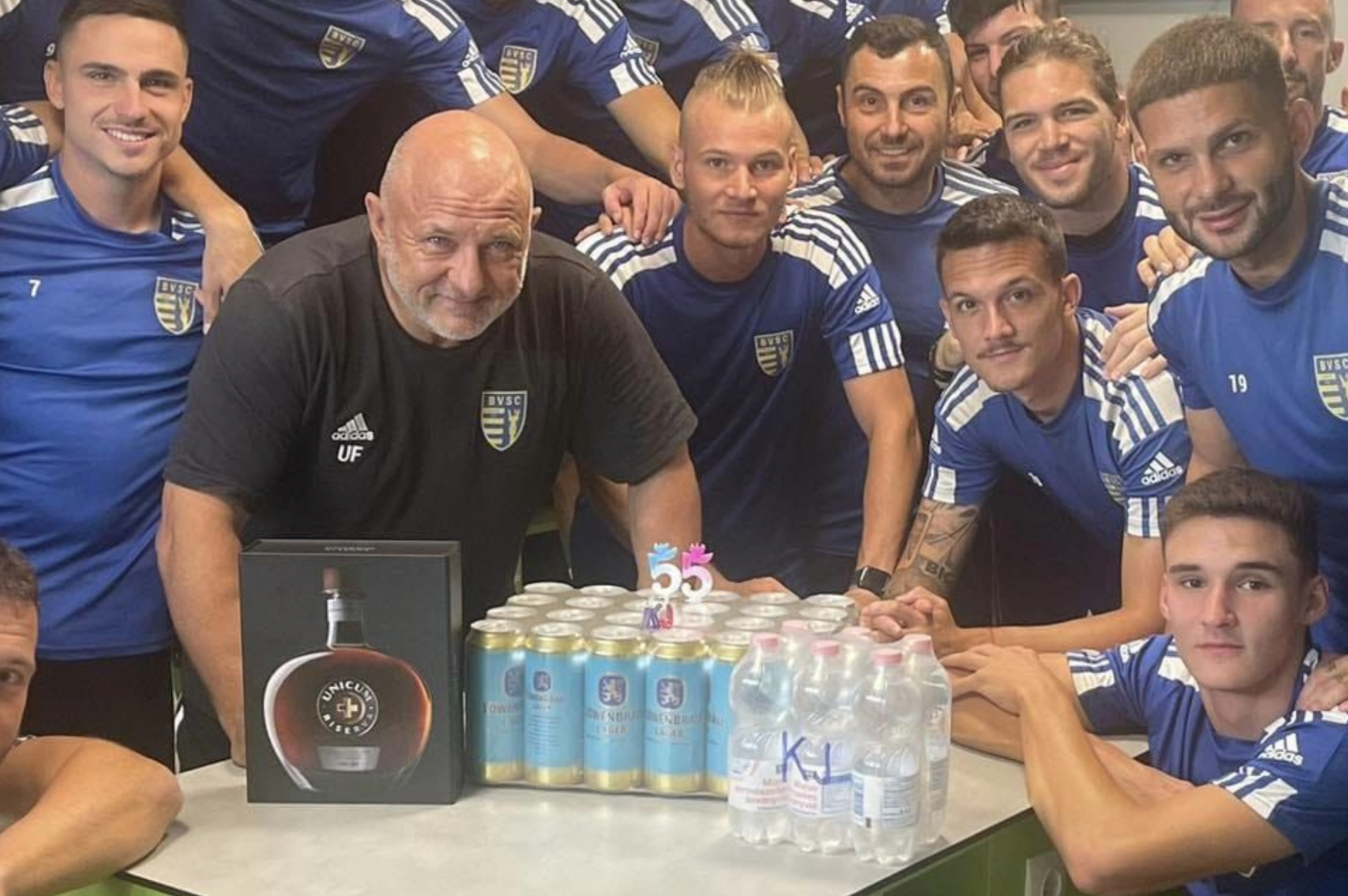 Tömény alkoholból és sörből álló tortával köszöntötték fel Urbán Flórián edzőt a BVSC focistái