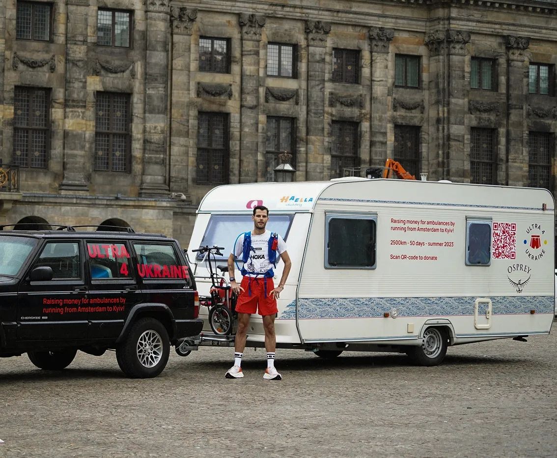 50 nap alatt fut el Amszterdamból Kijevbe egy holland ultrafutó, hogy az adományokból mentőautókat vásároljon az ukránoknak