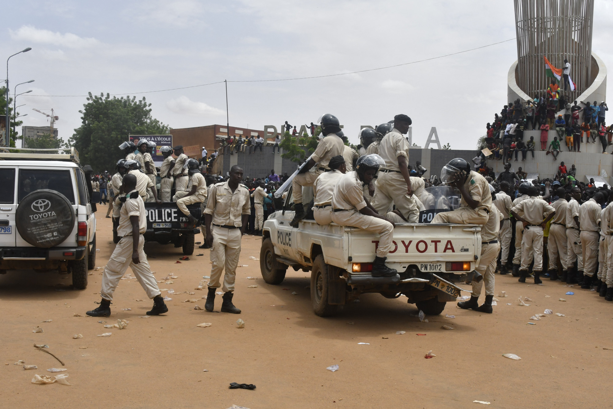 Nigeri rendőrök Niameyben július 30-án.