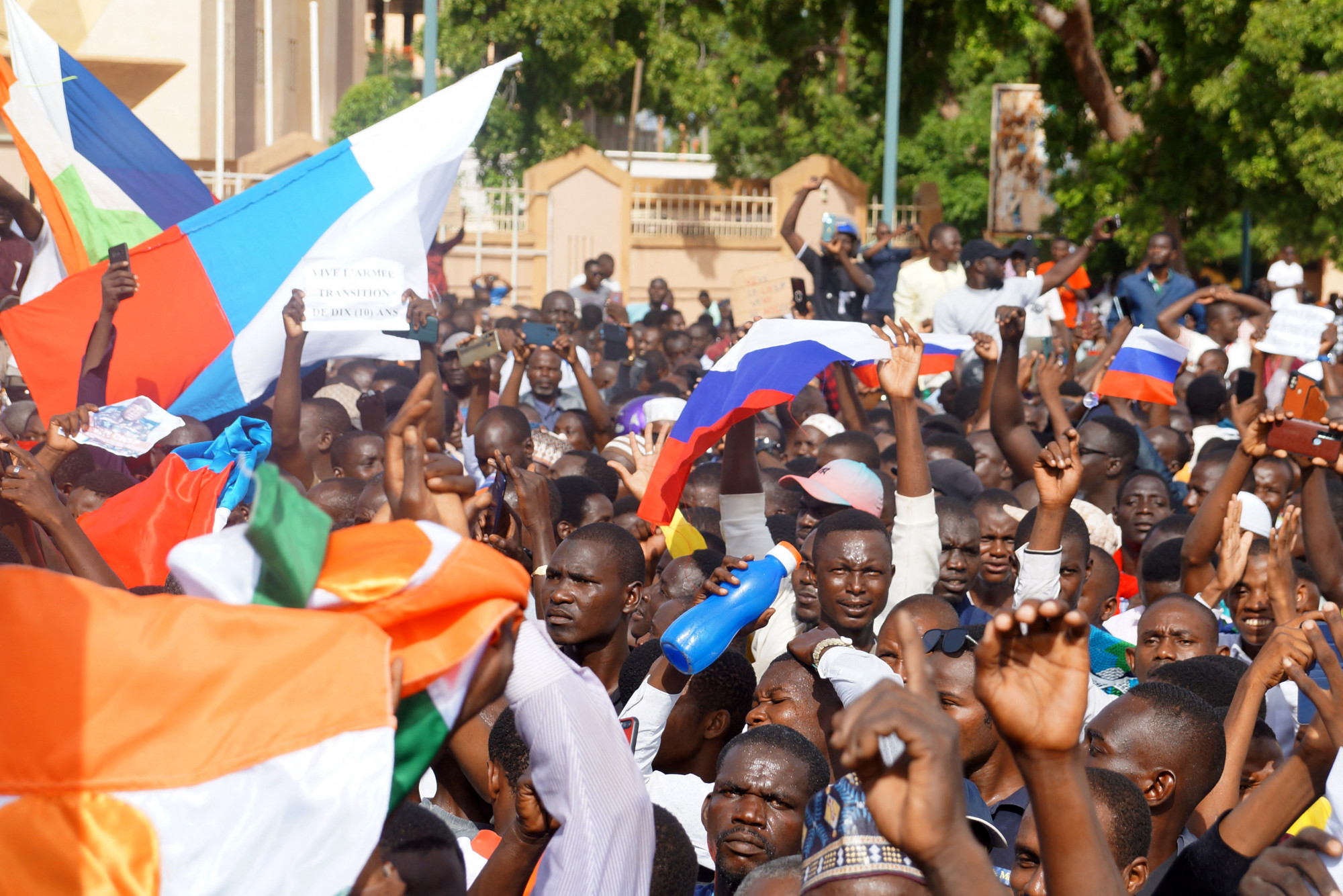 A nigeri puccs támogatói orosz zászlókat lengetnek