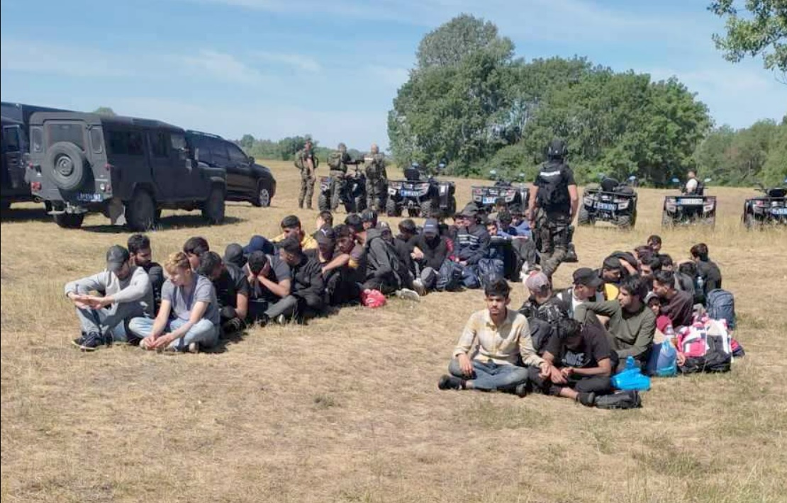 A magyar határkerítés melletti erdősávban razziázott a szerb rendőrség